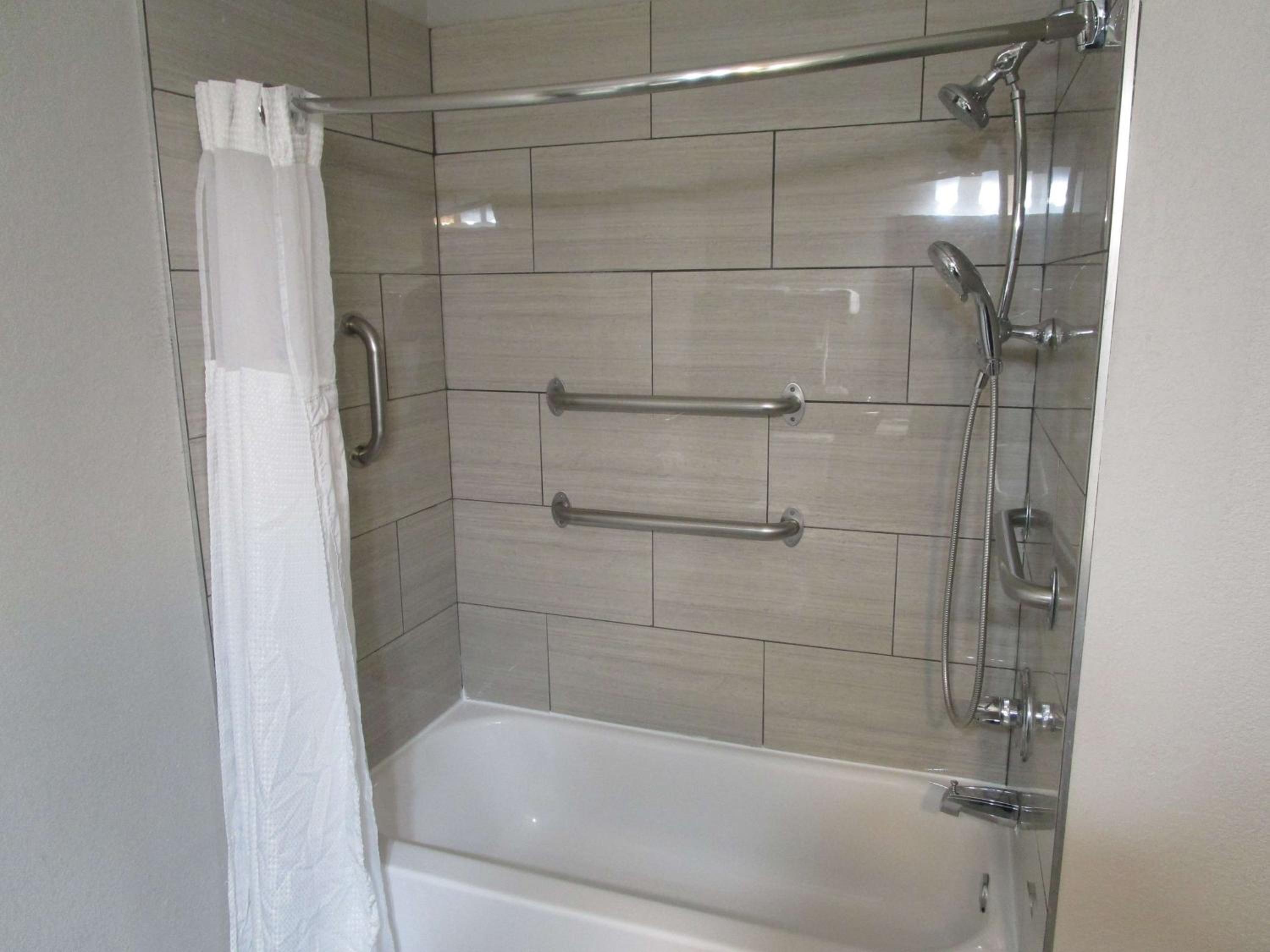 King Room with Bath Tub - Disability Access/Non-Smoking  - Photo 2