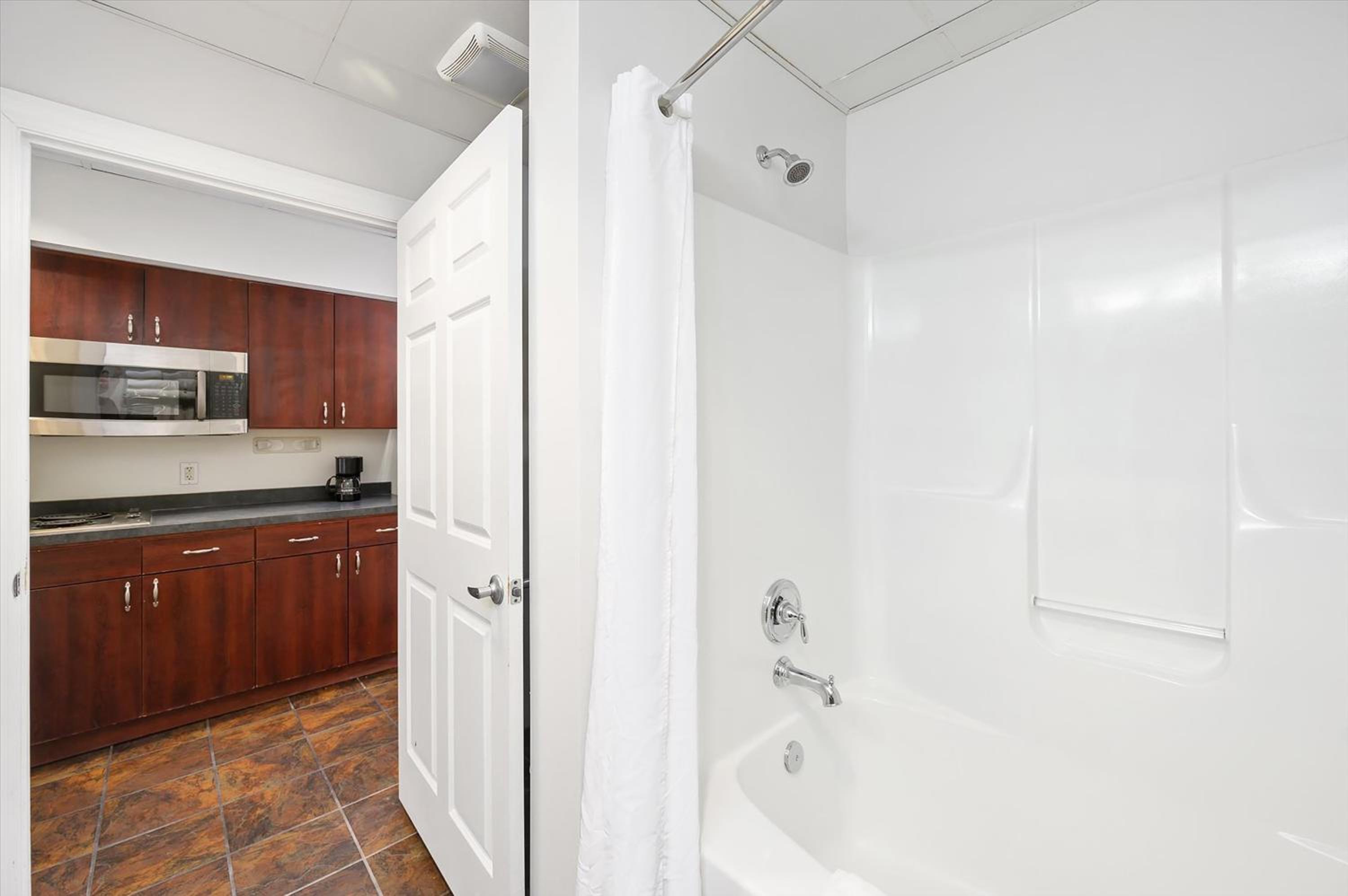 Deluxe One-Bedroom Suite photo 3