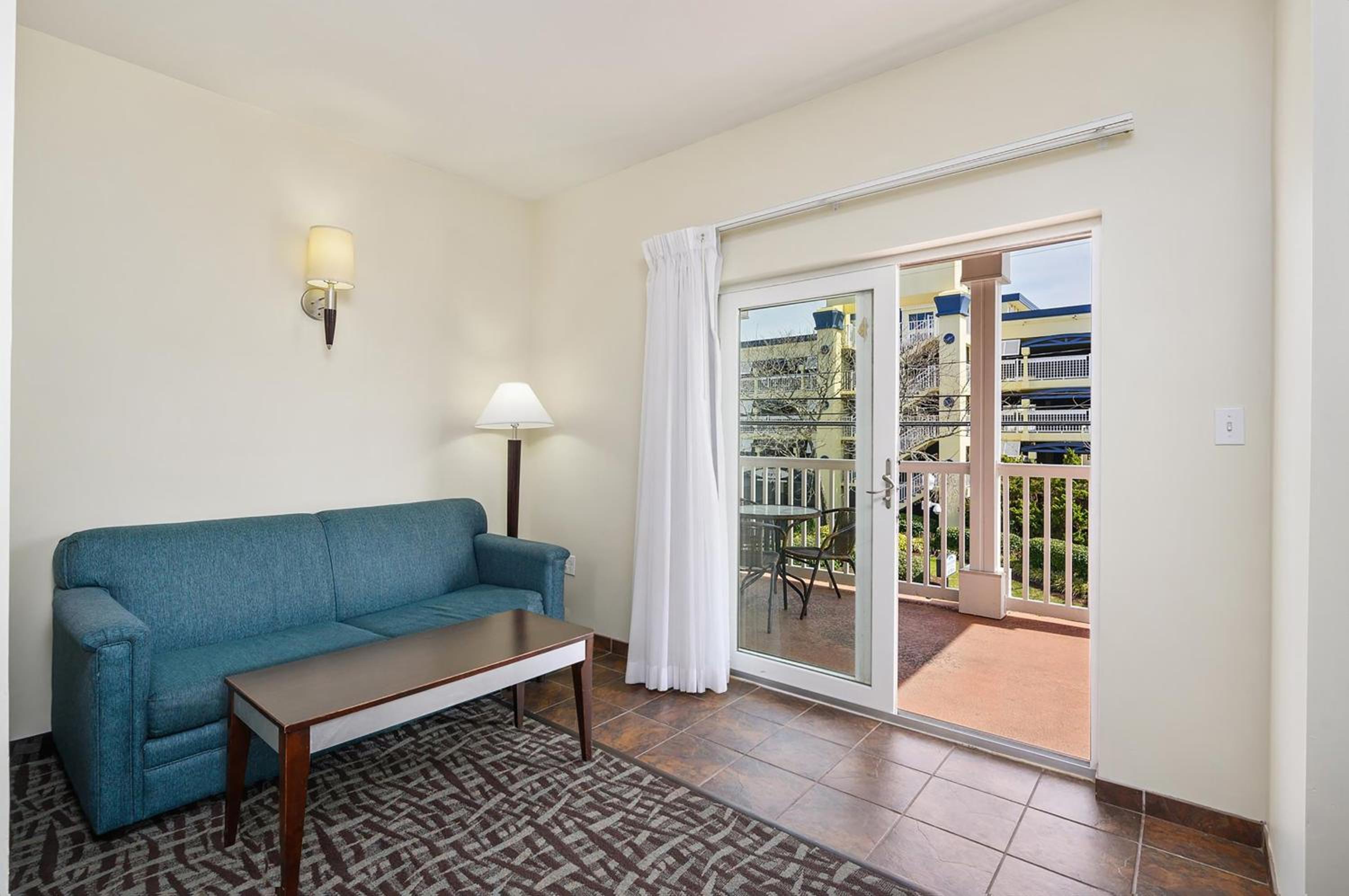 Deluxe One-Bedroom Suite - Pet-Friendly photo 3