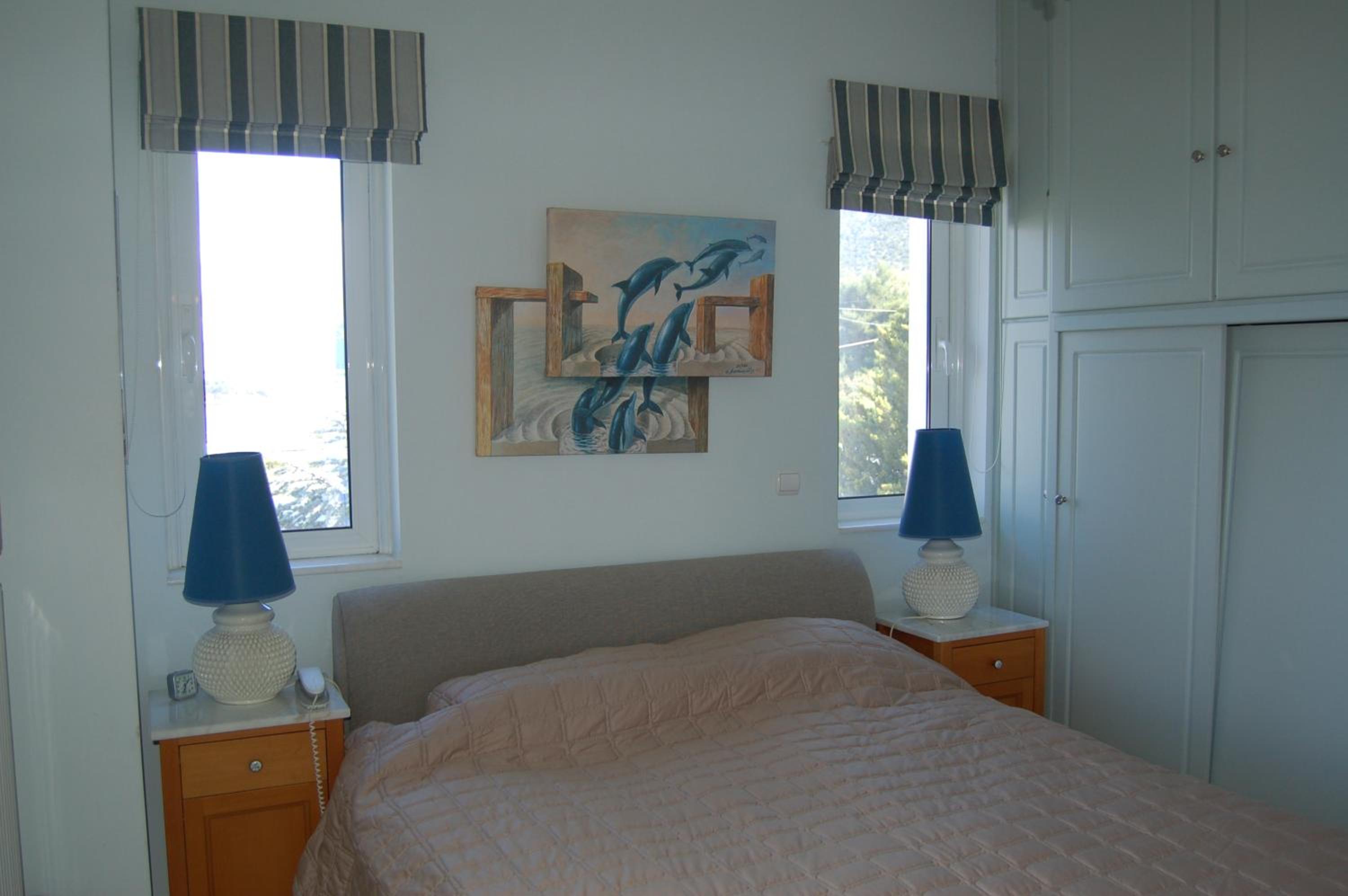 Five-Bedroom House photo 1