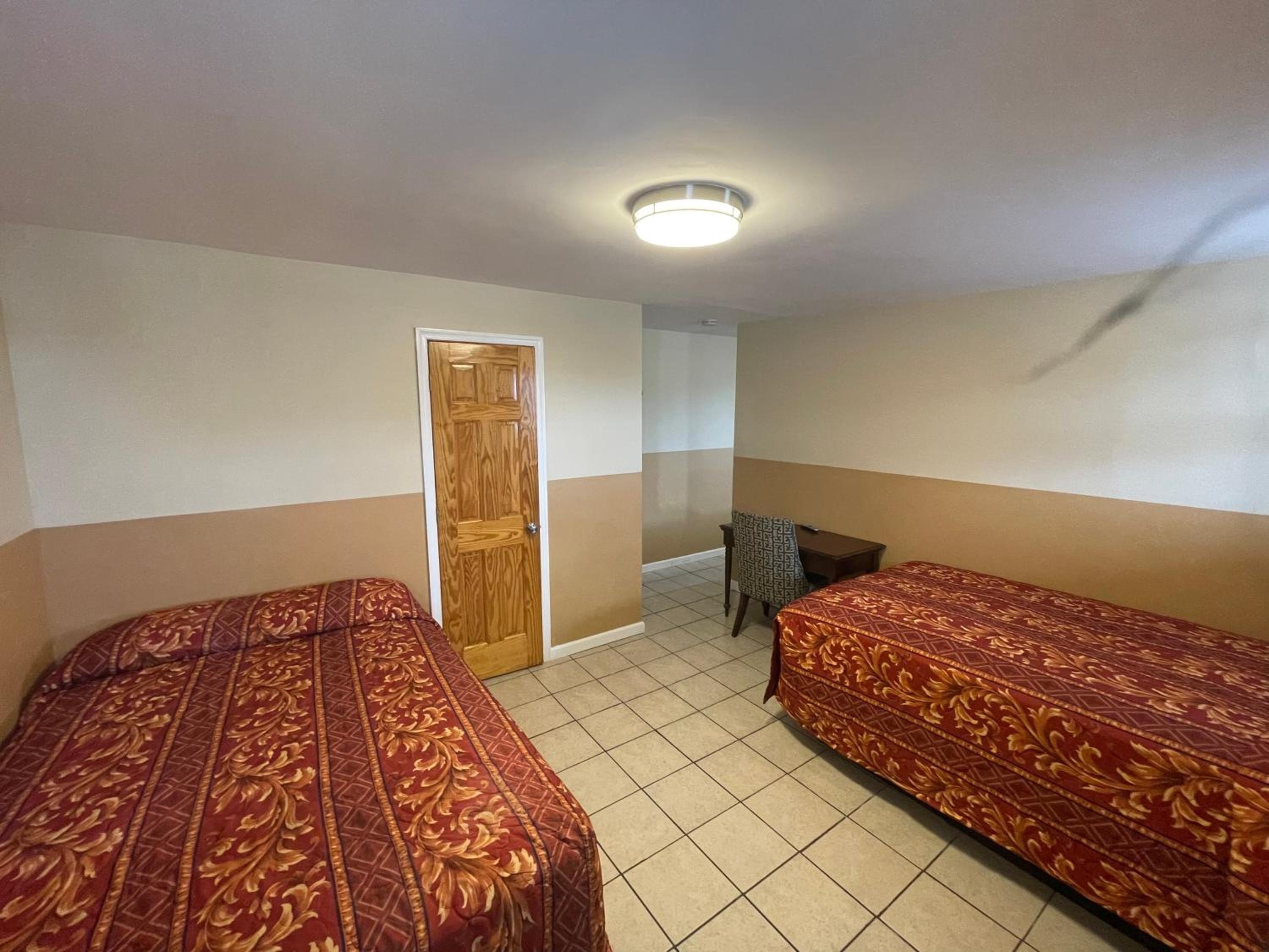 Suite with Four Double Beds - Photo 1