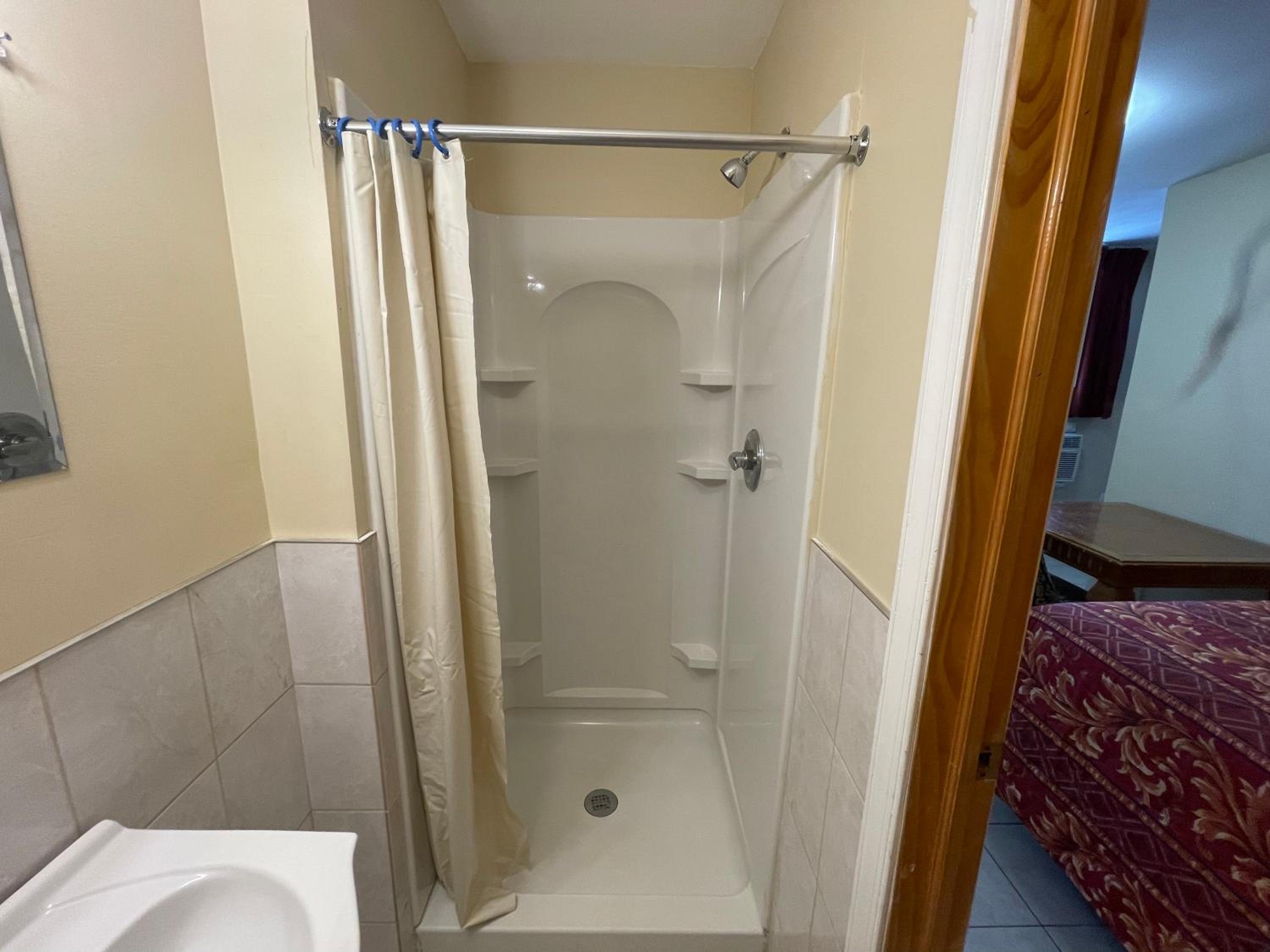 Suite with Three Double Beds - Photo 7