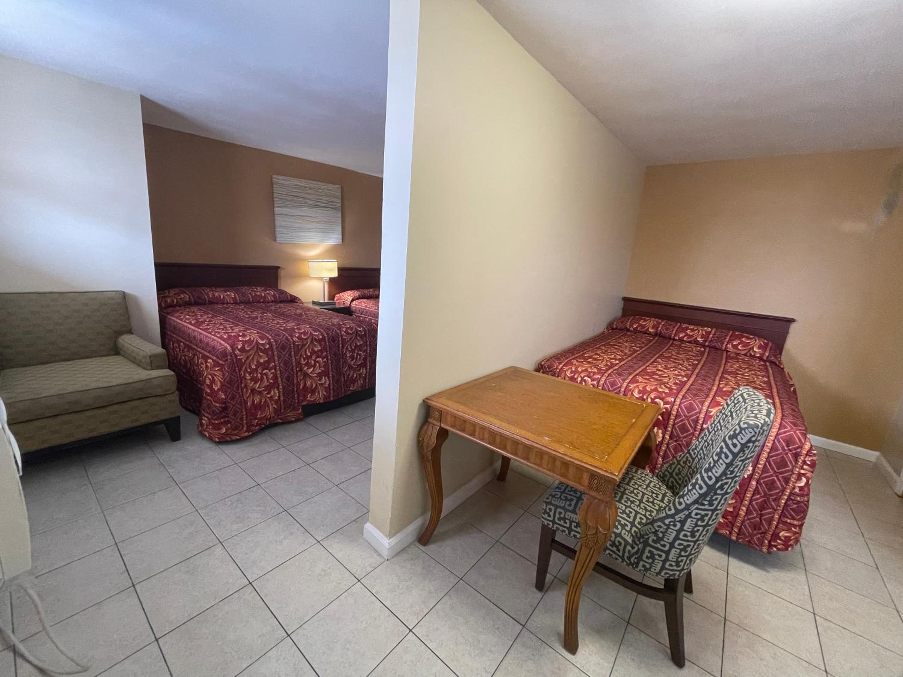 Suite with Three Double Beds - Photo 5