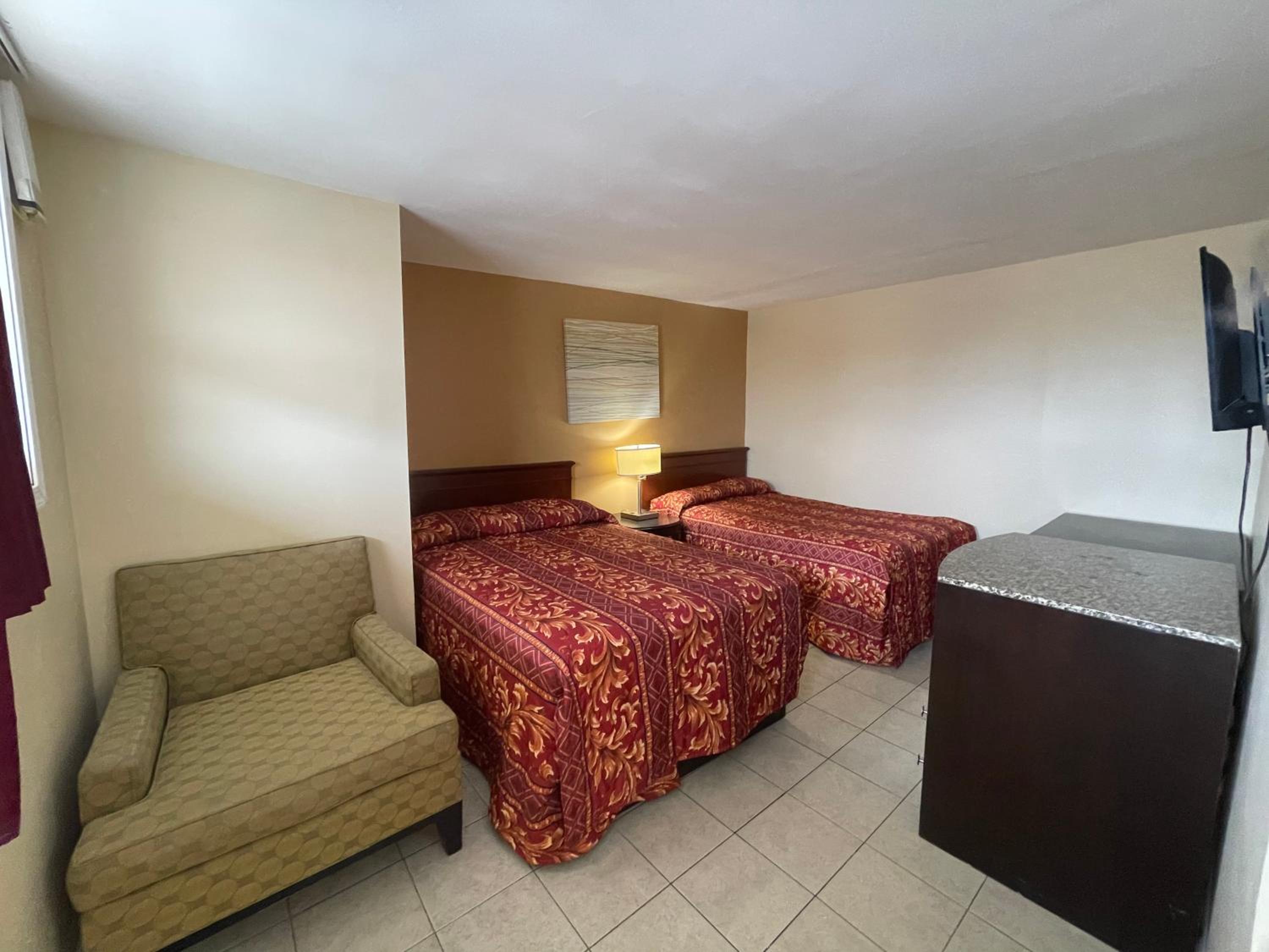 Suite with Three Double Beds - Photo 1