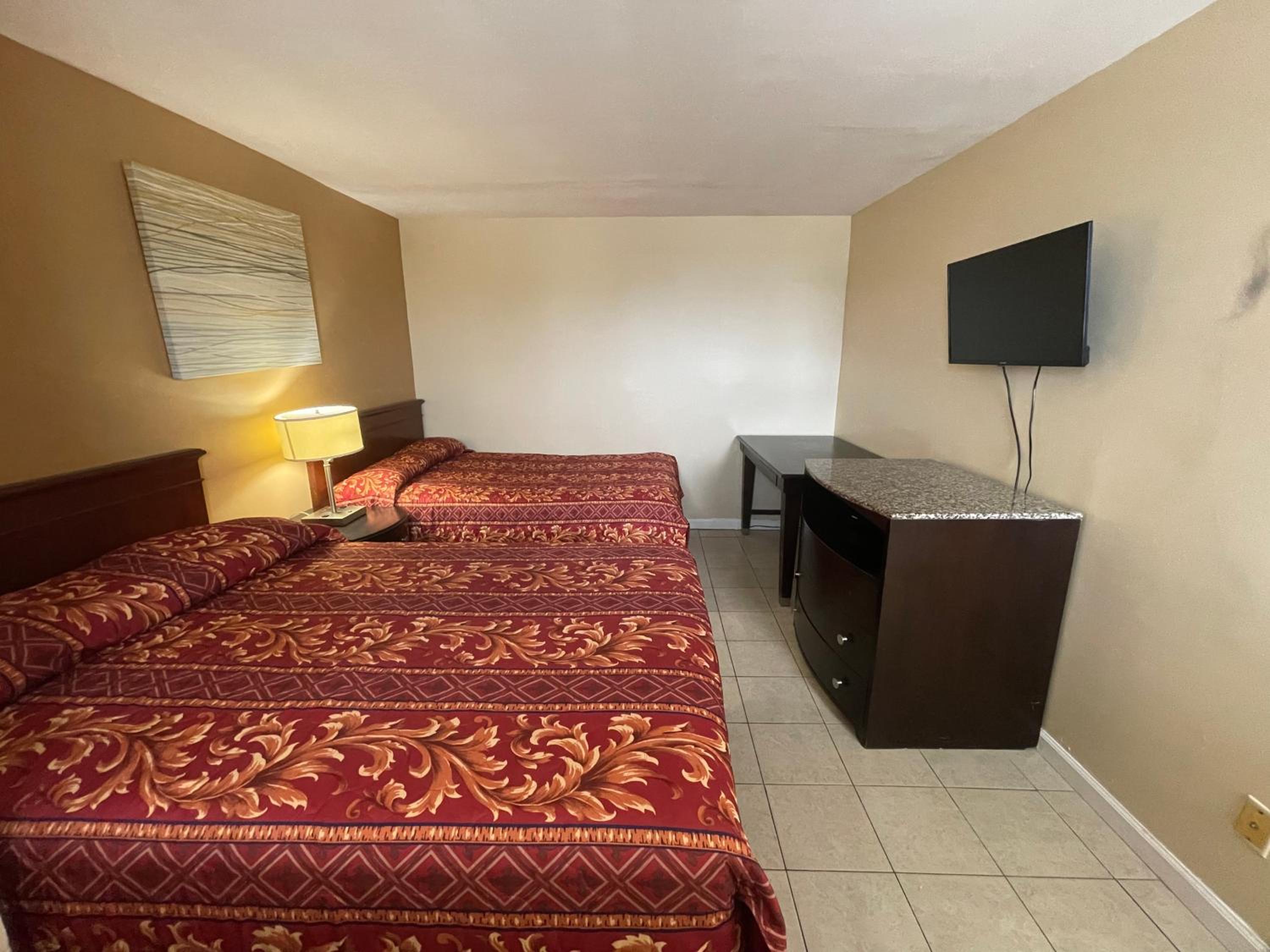 Suite with Three Double Beds - Photo 2