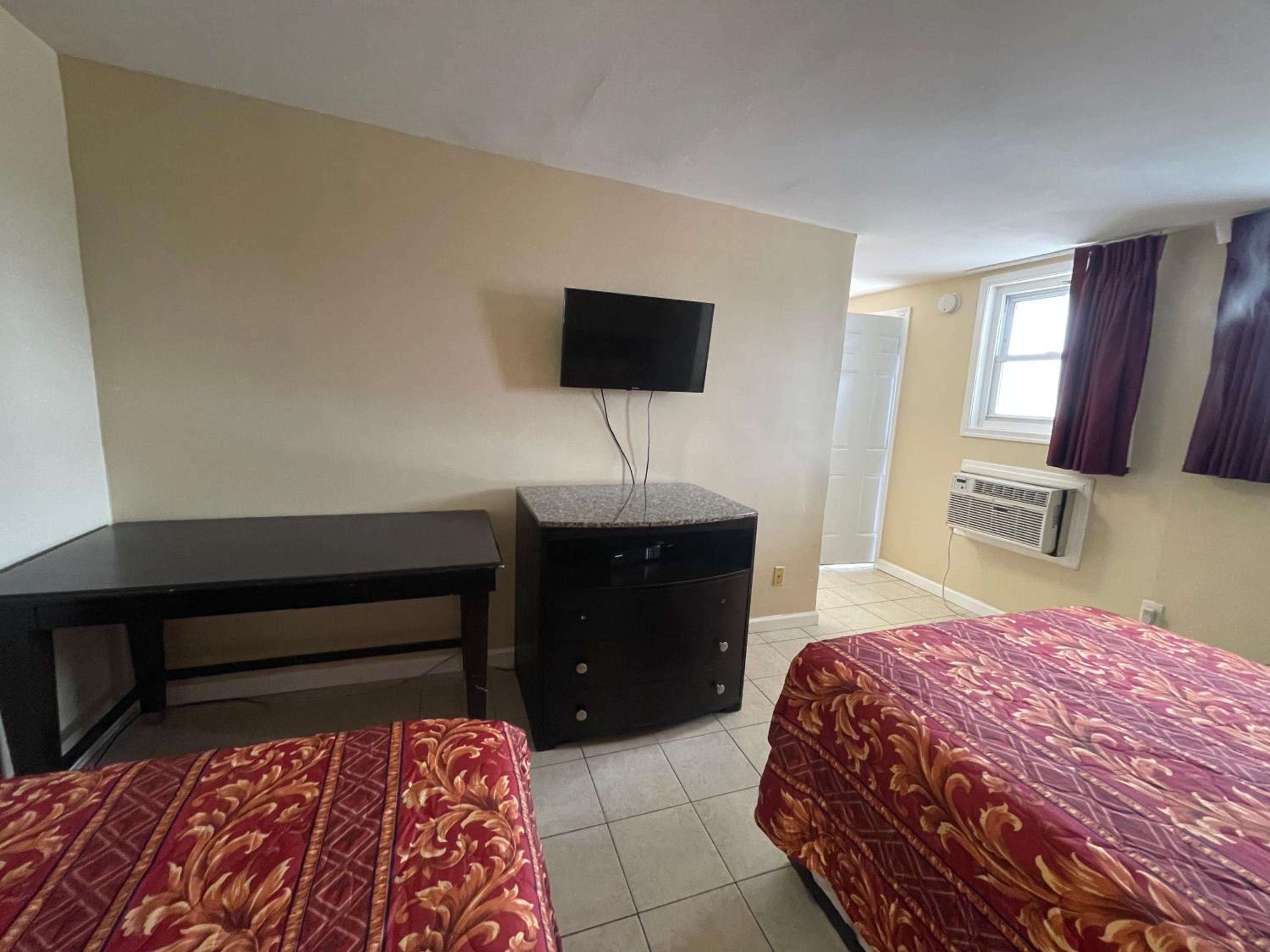Suite with Three Double Beds - Photo 3