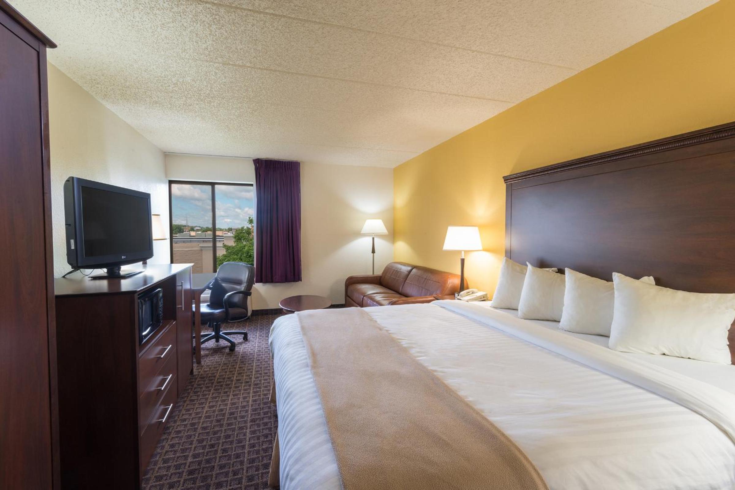 King Room - Non-Smoking - Photo 4
