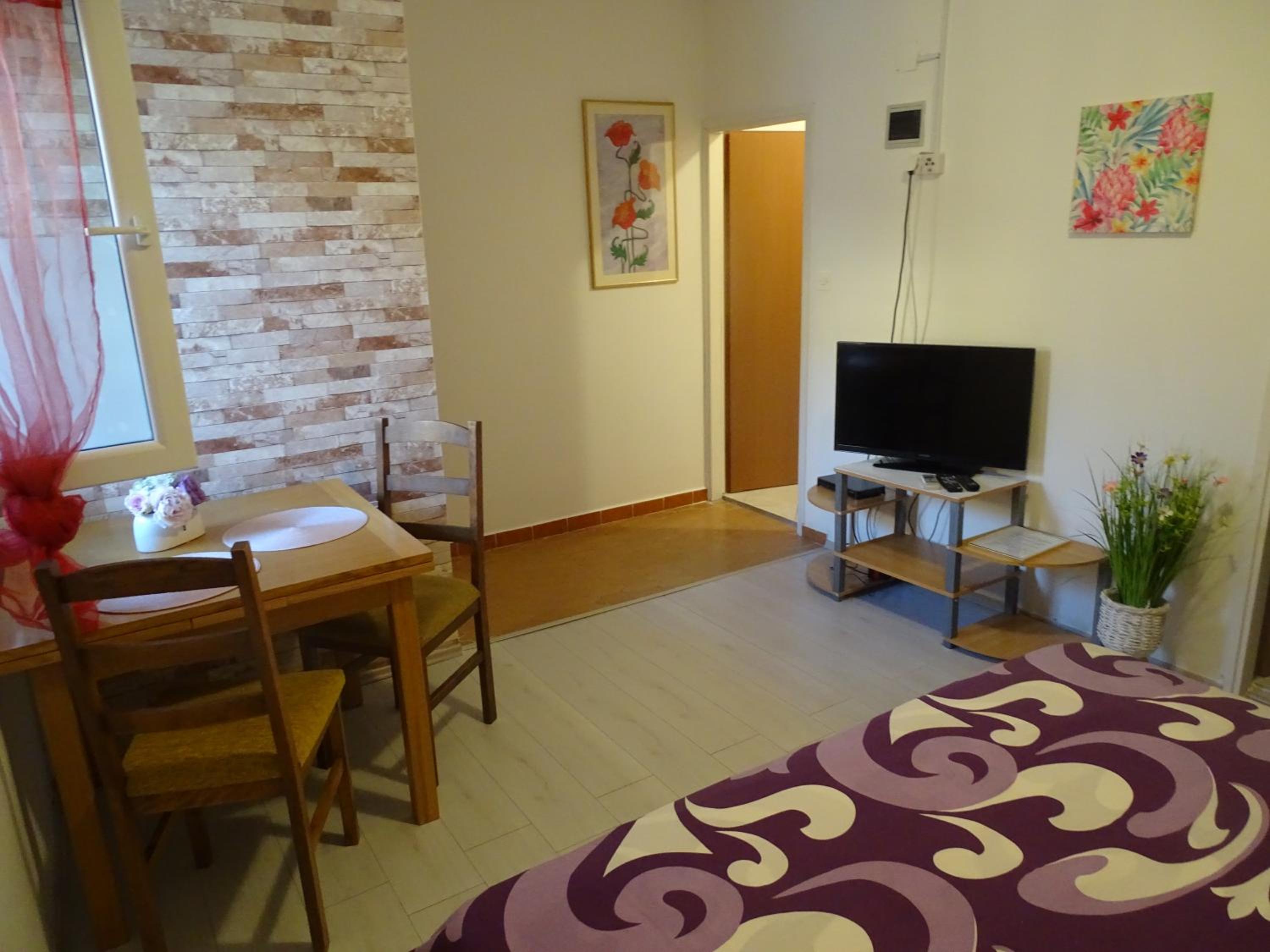 Apartment with Balcony - Photo 9