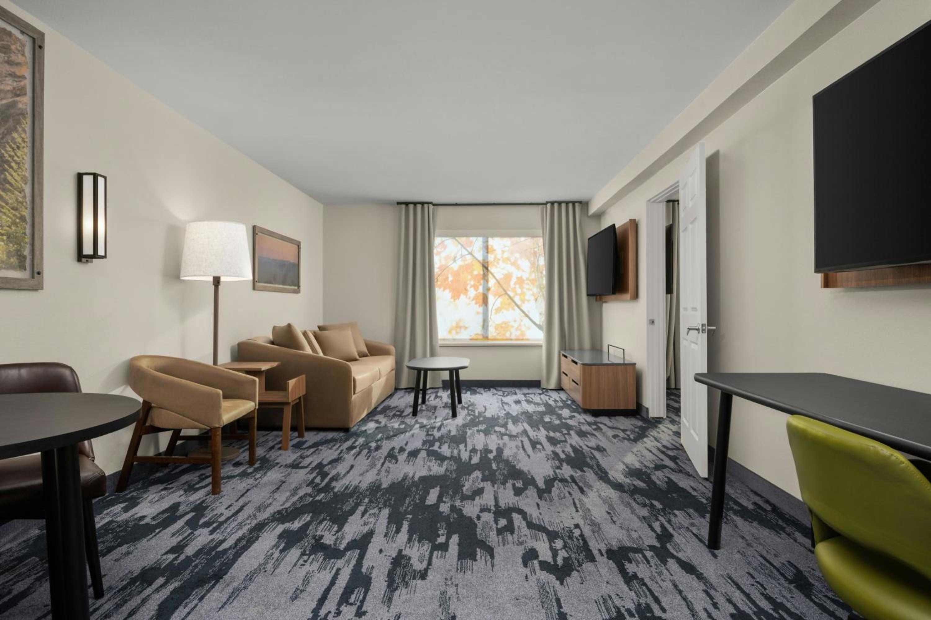 Studio with King Bed, Transfer Shower, Bathtub and Sofa Bed - Mobility Access
