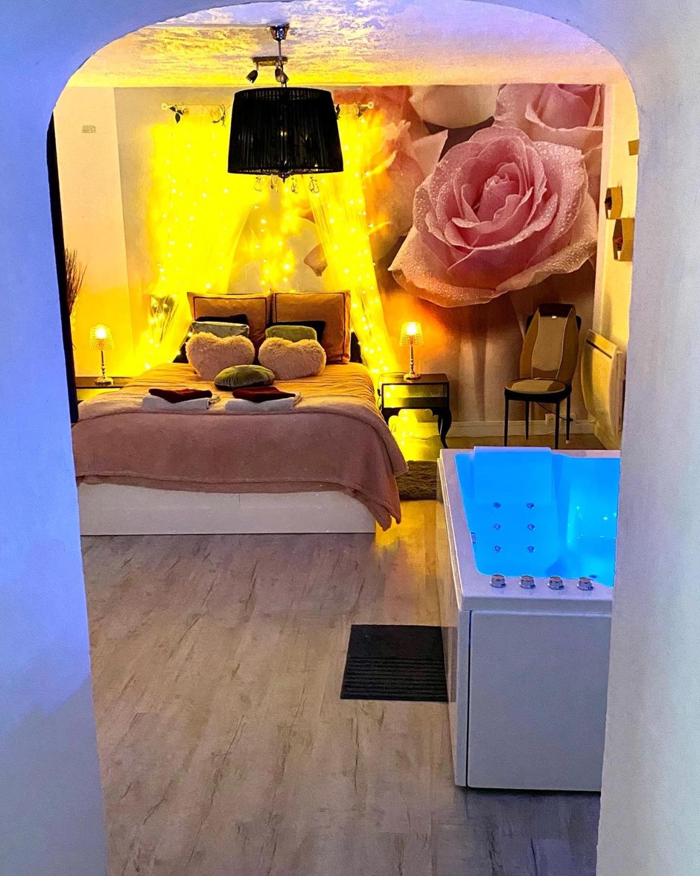 Suite with Hot Tub - Photo 8