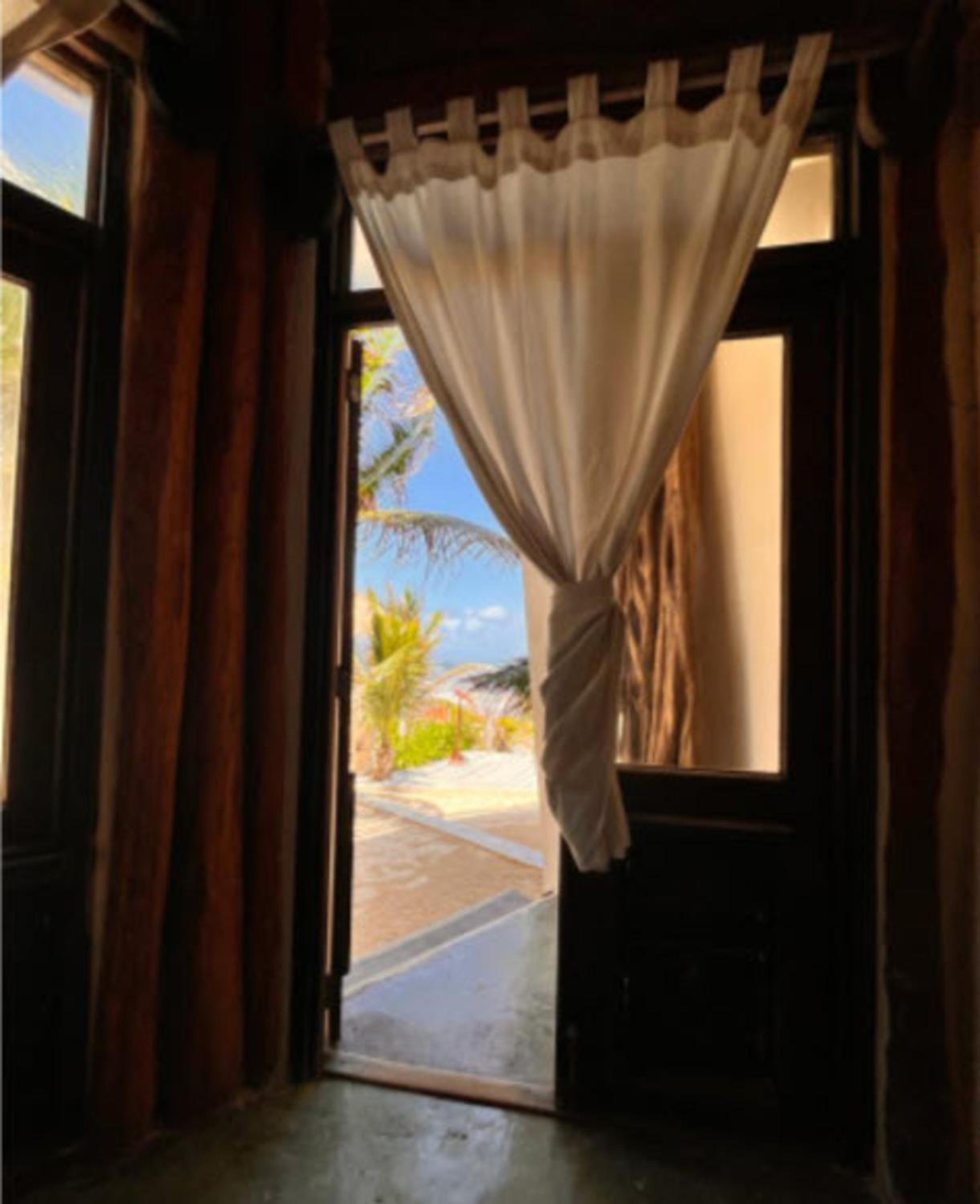 Room with Partial Ocean View 1 king bed and 1 double bed  - Photo 4