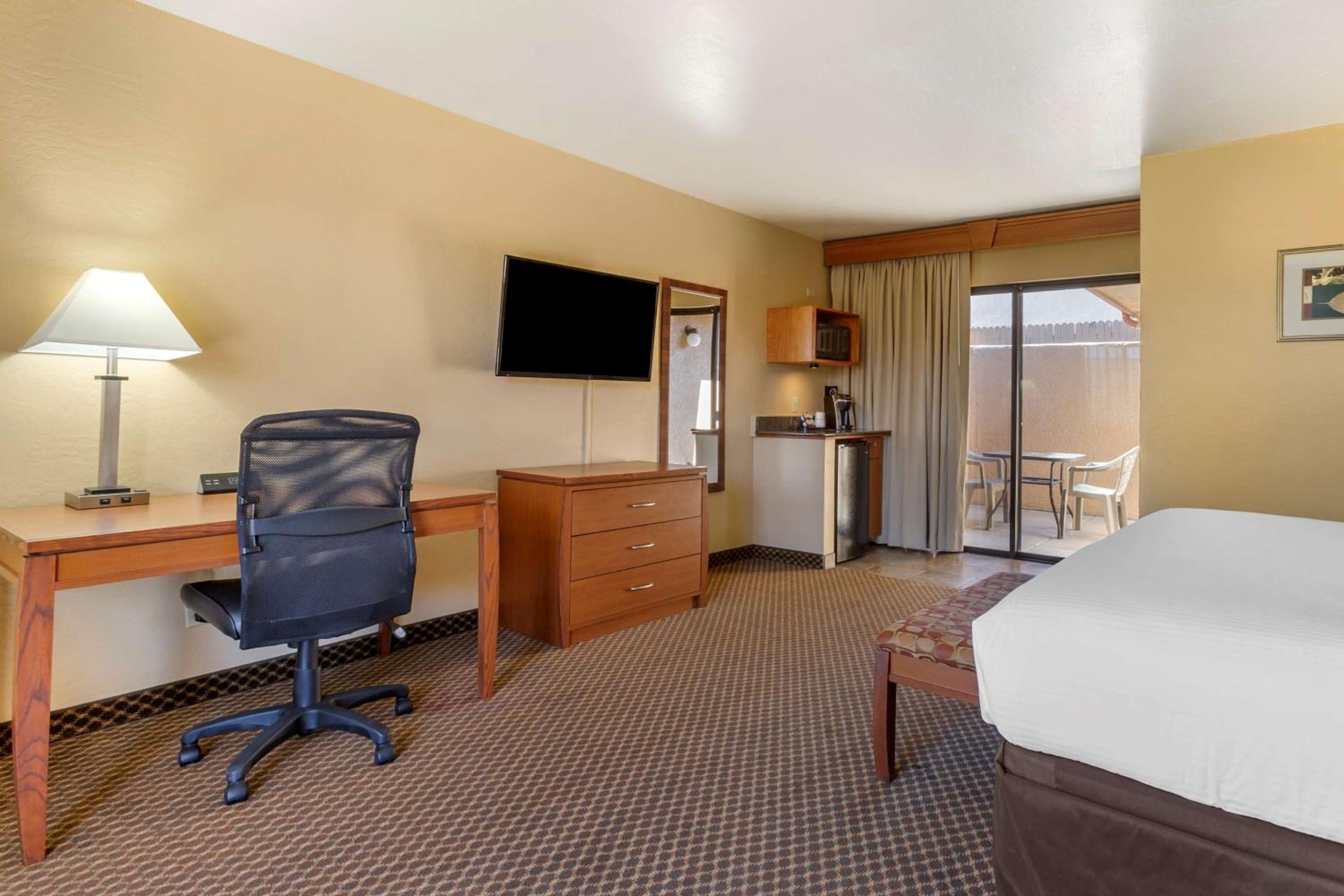 King Suite with Bath Tub and Private Patio - Disability/Non-Smoking photo 3