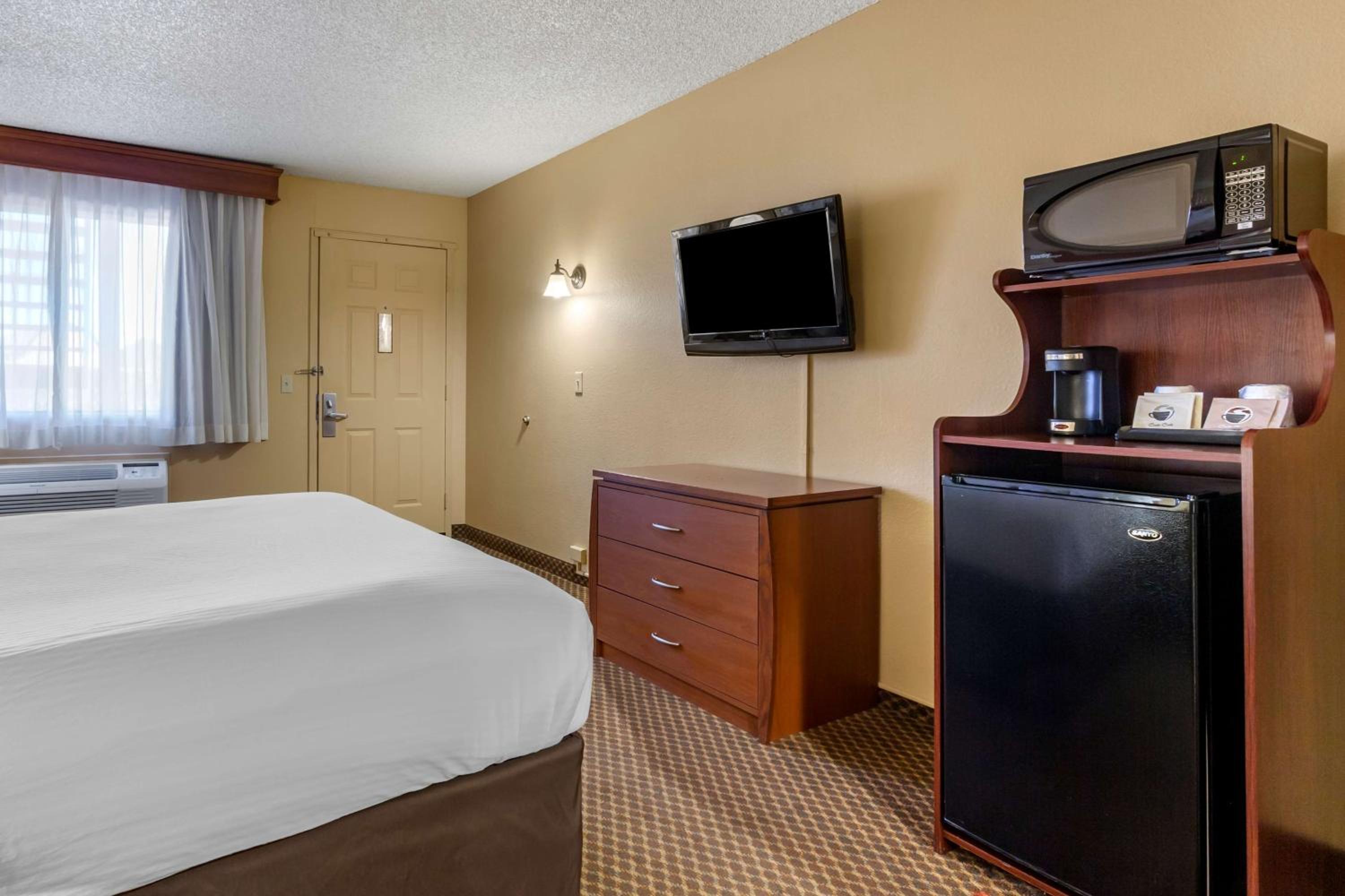 Queen Room with Roll-In Shower - Mobility Access photo 3