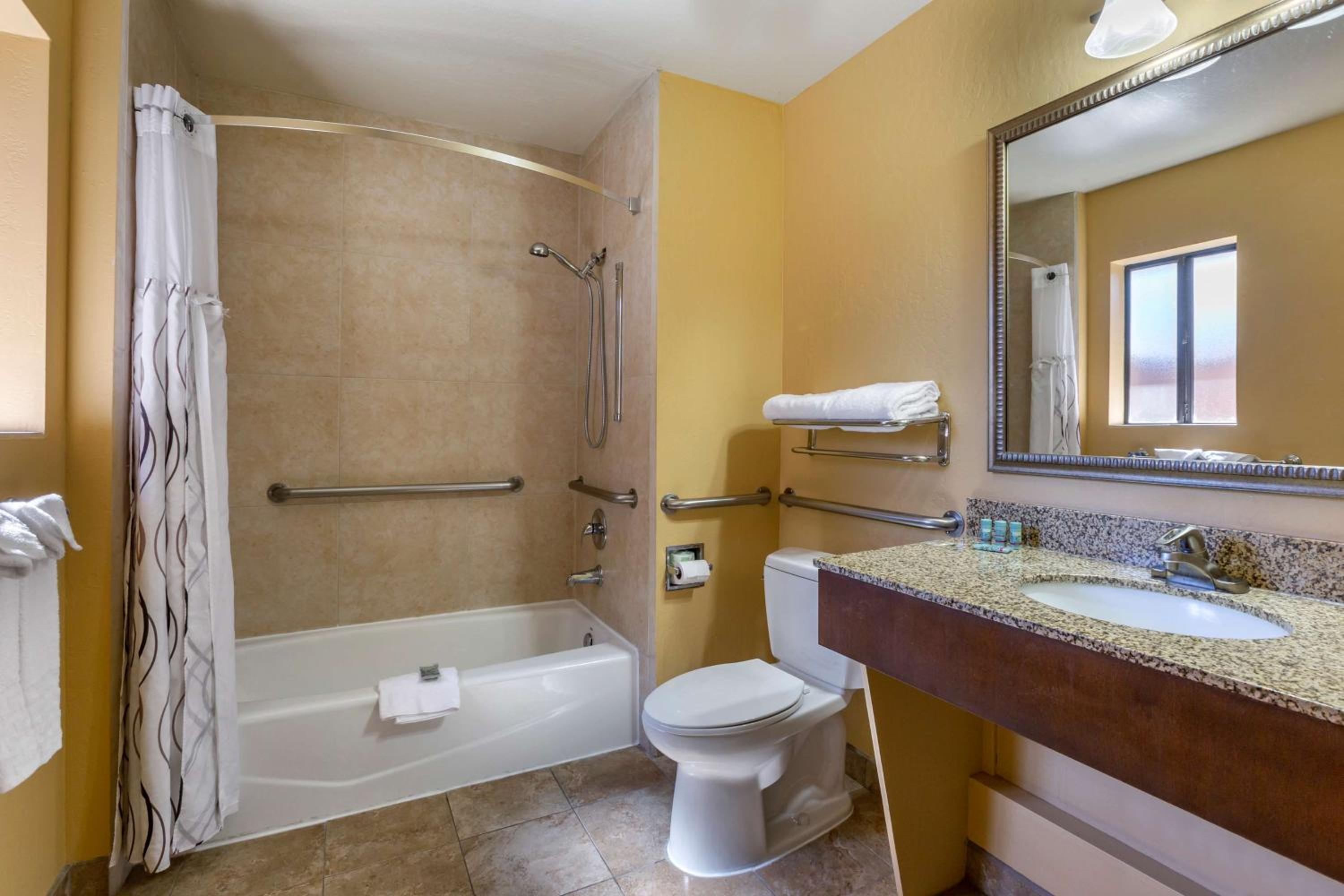 King Suite with Bath Tub and Private Patio - Disability/Non-Smoking photo 2