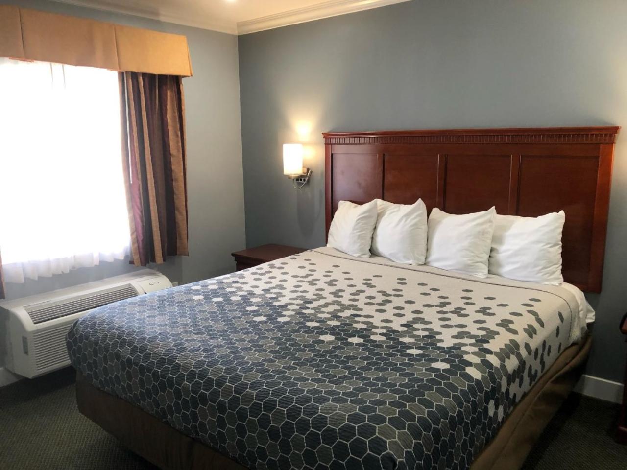 Deluxe King Room - Non-Smoking - Photo 1