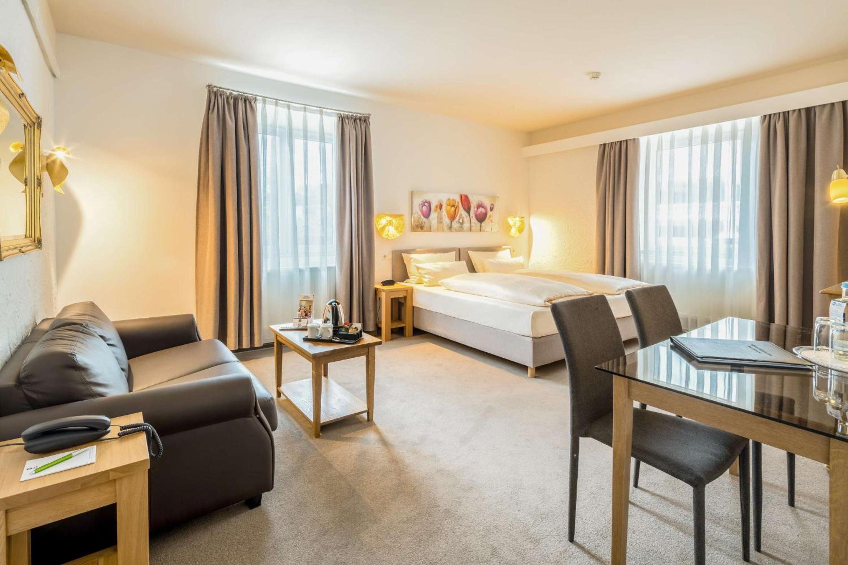 Comfort Queen Room - Photo 10
