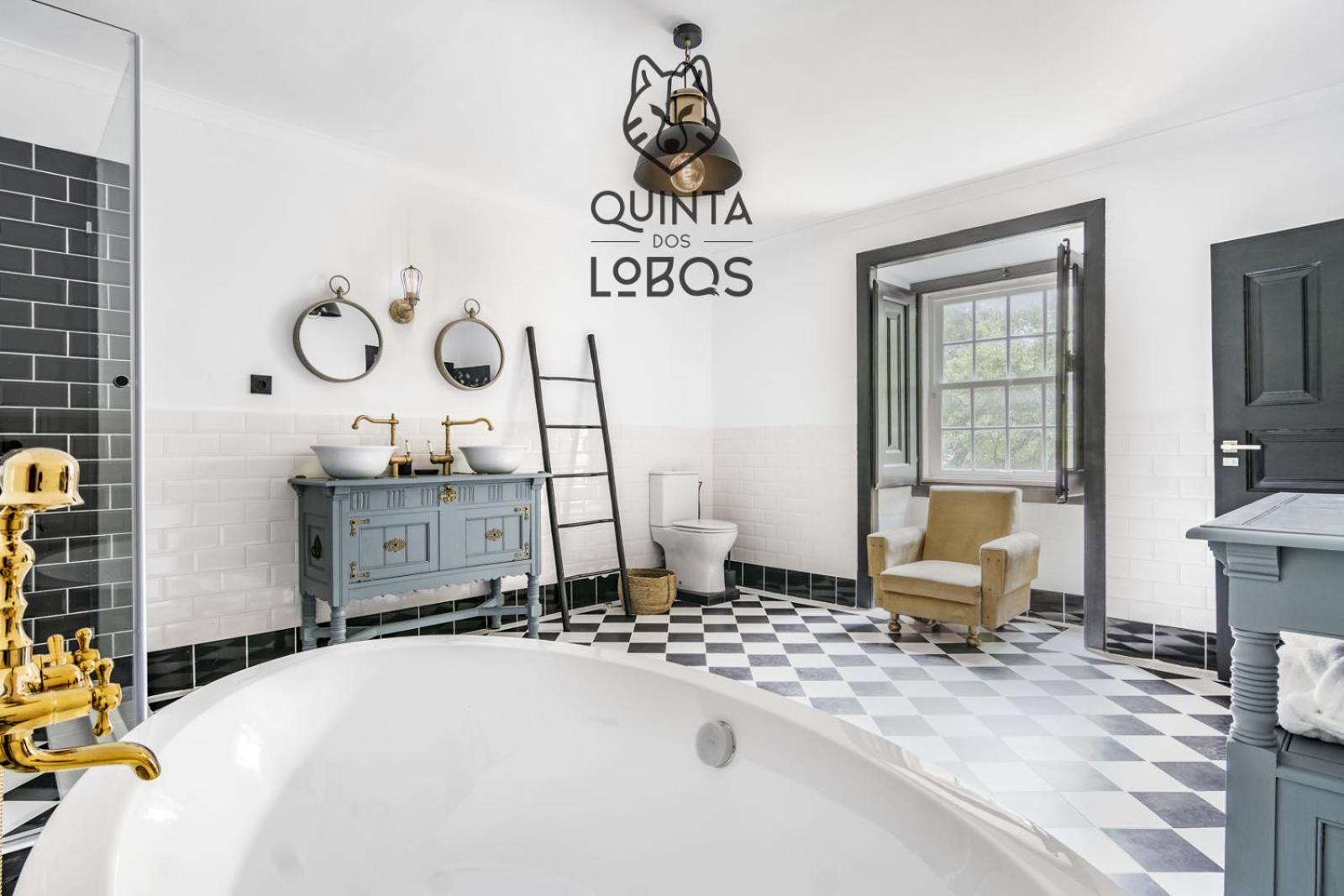 Deluxe Double Room with Bath - Photo 7