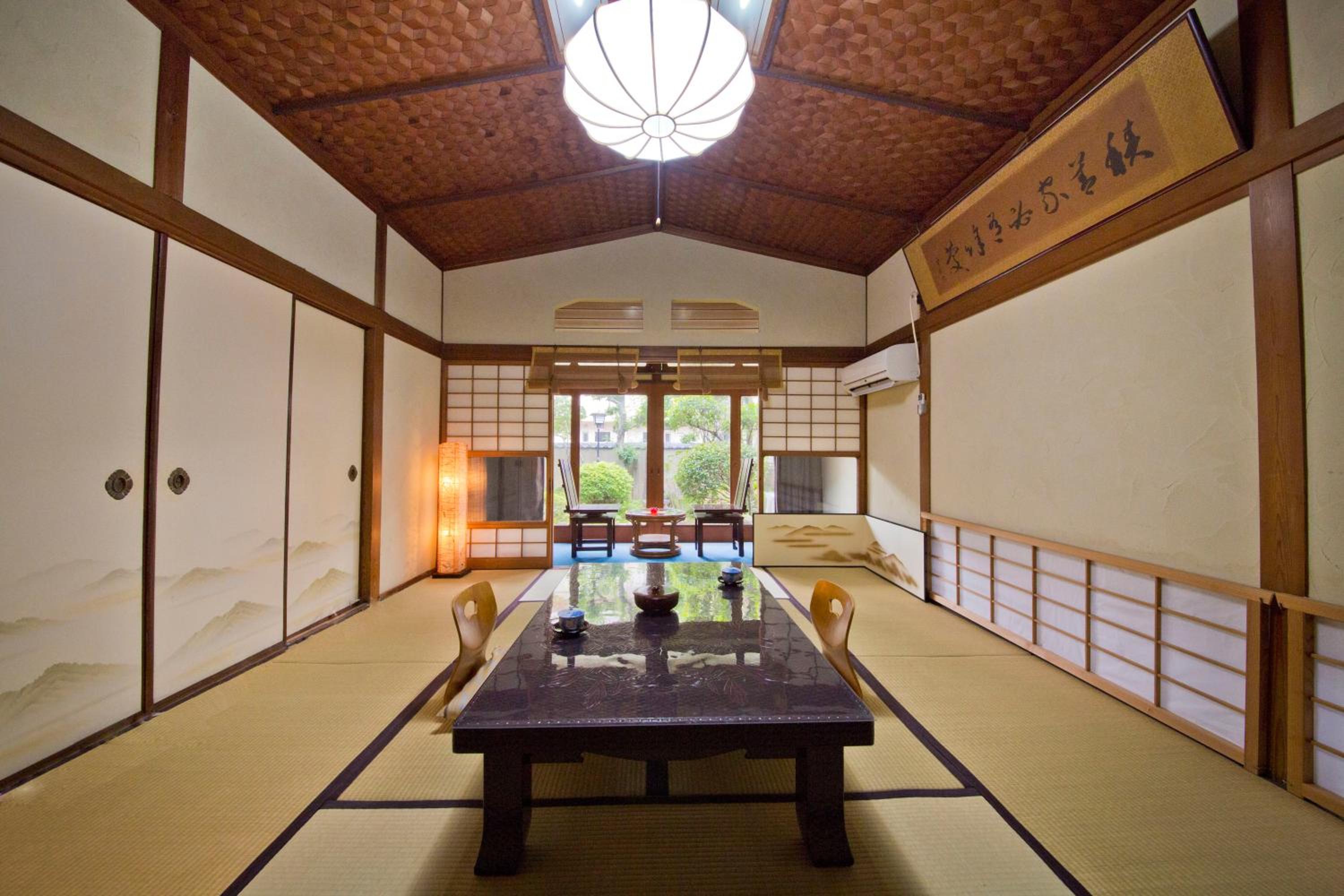 Deluxe Japanese-Style Room with Garden View and Shared Bathroom with Private Toilet (Tsuru)