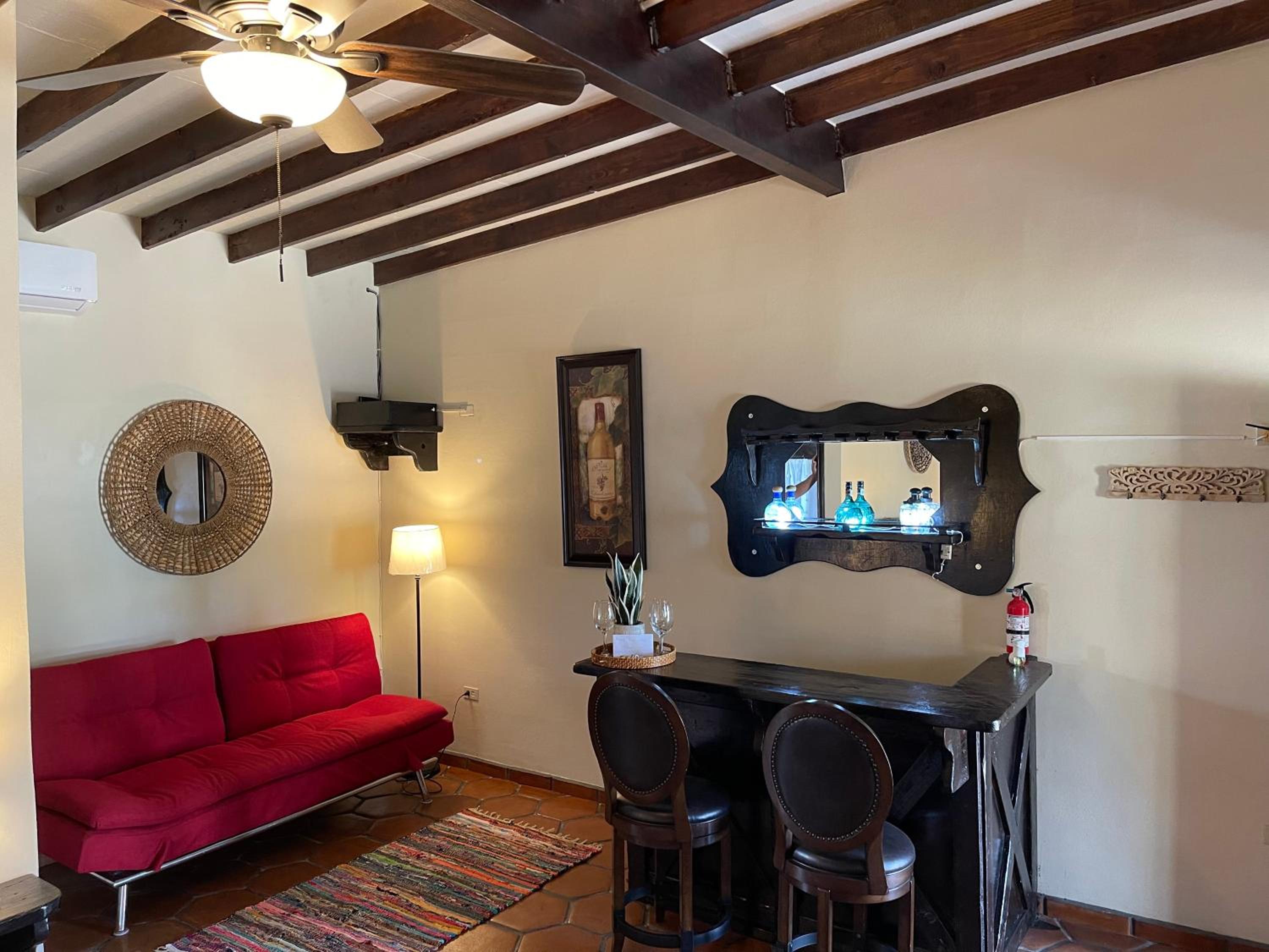 Deluxe King Suite - Photo 5