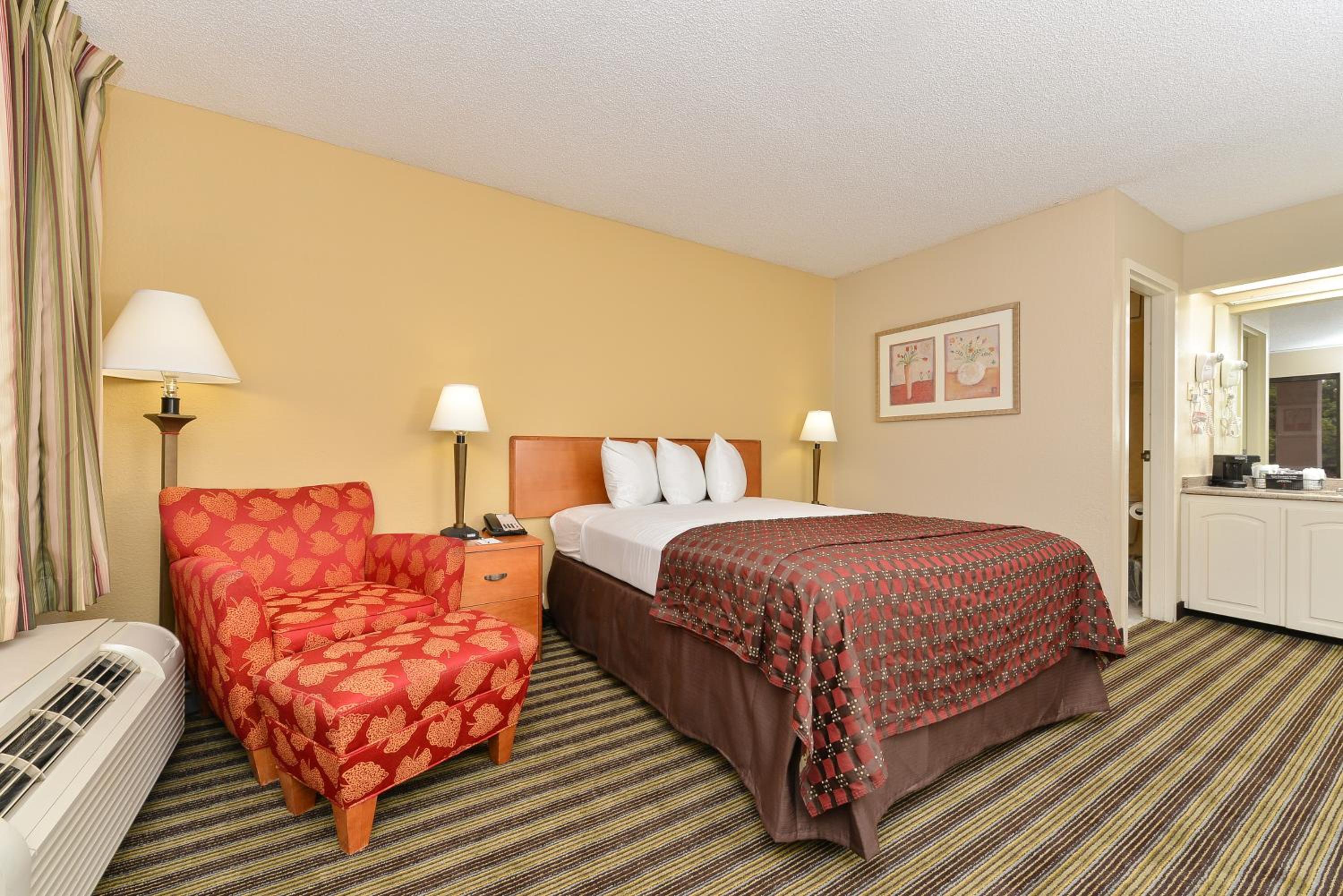 King Room - Non-Smoking - Photo 2