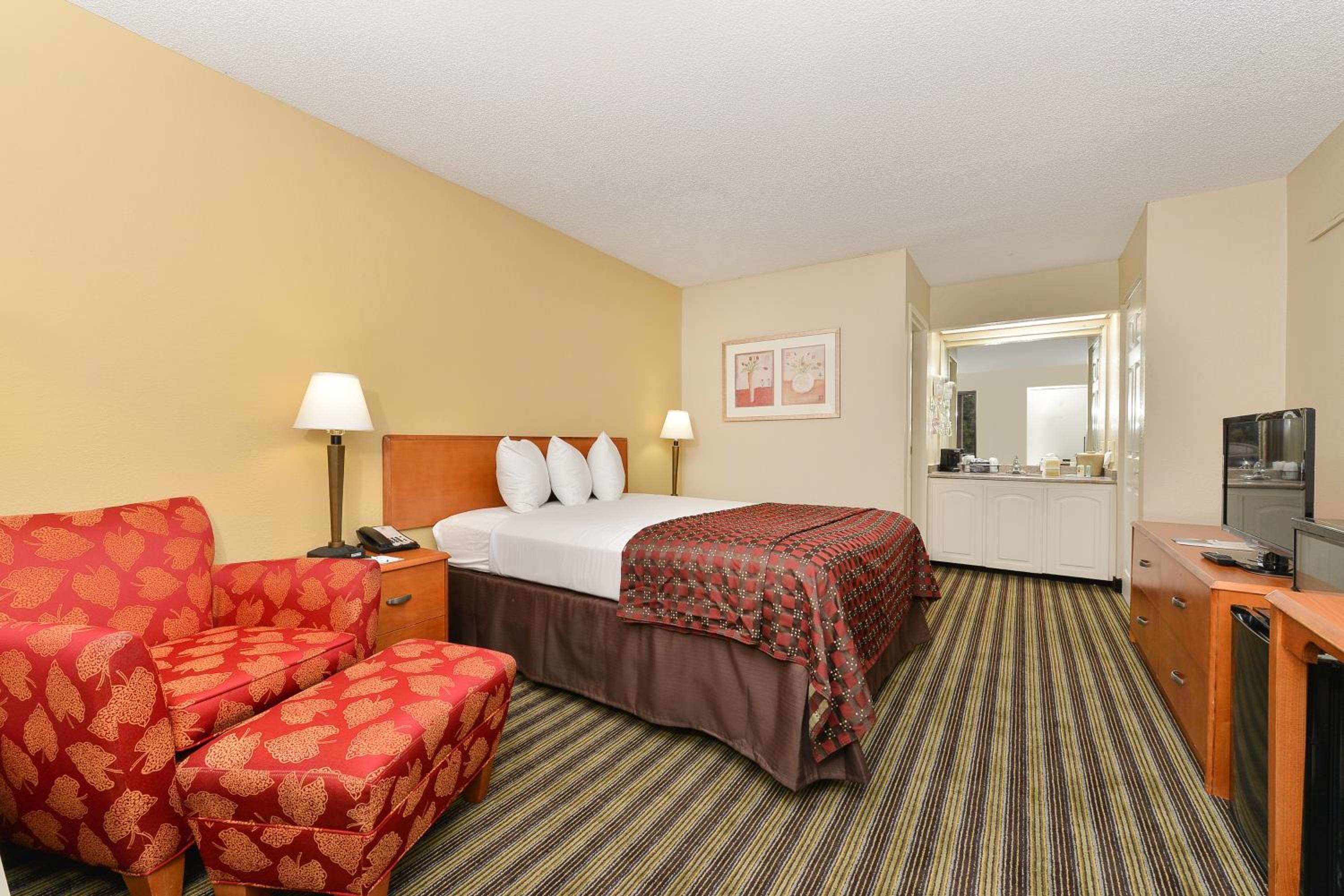 King Room - Non-Smoking - Photo 4