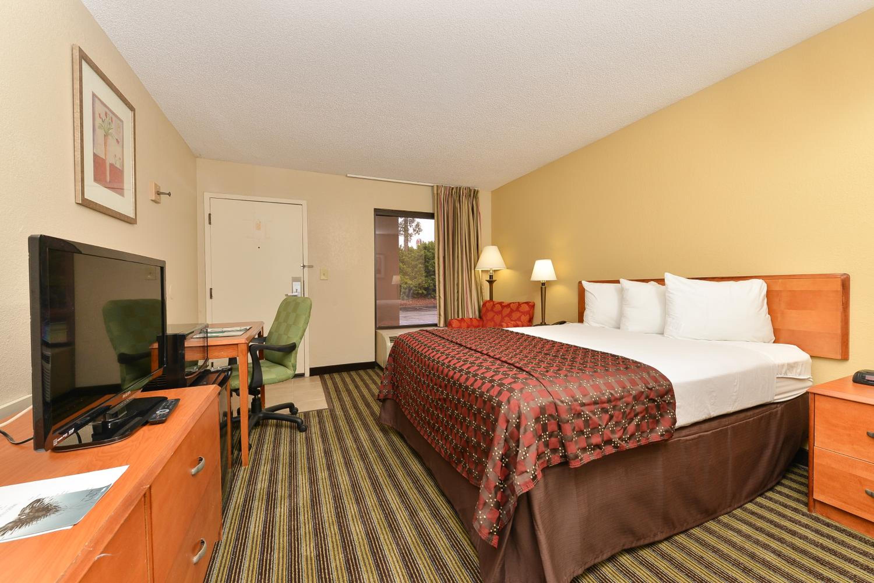 King Room - Non-Smoking - Photo 1
