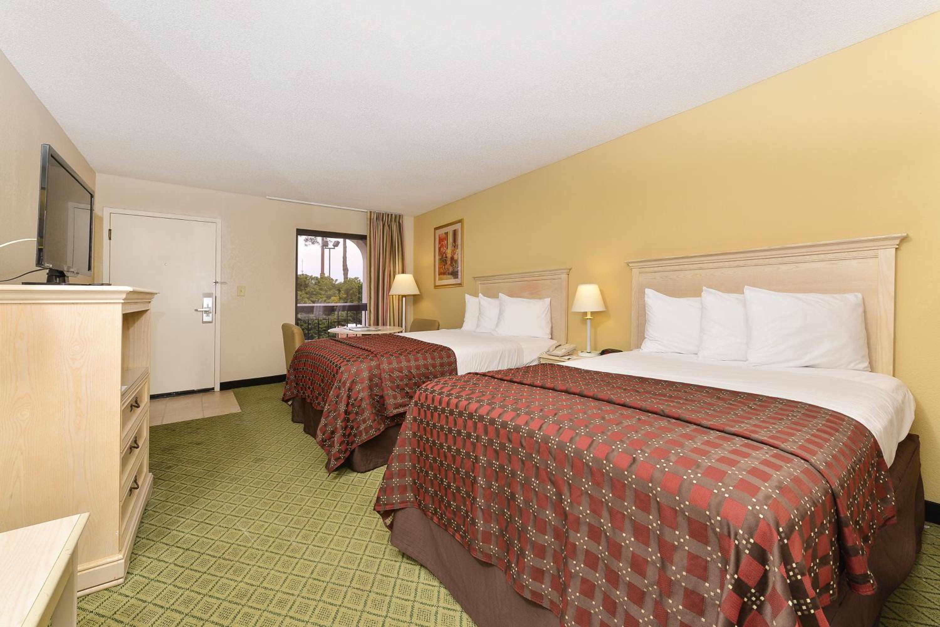 Deluxe Double Room With Two Double Beds - Smoking