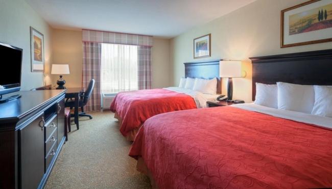 Queen Room with Two Queen Beds - Non-Smoking - Photo 3