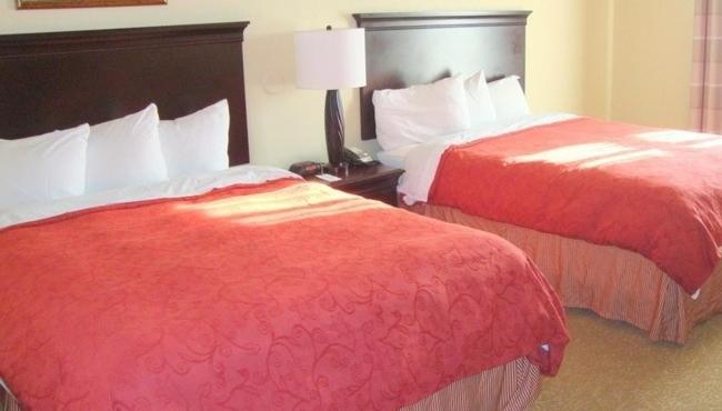 Queen Room with Two Queen Beds - Non-Smoking - Photo 2