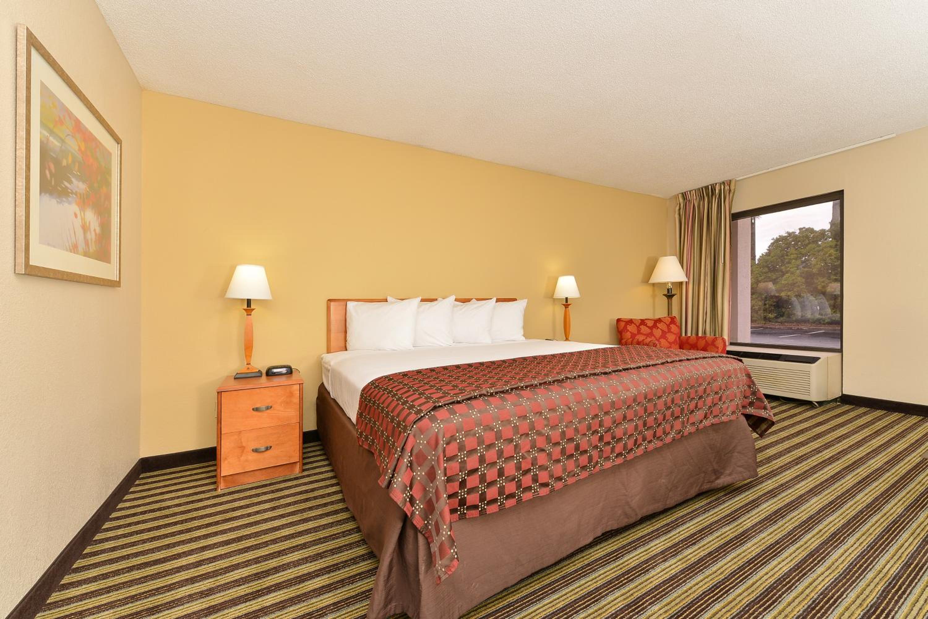 Deluxe King Room - Non-Smoking