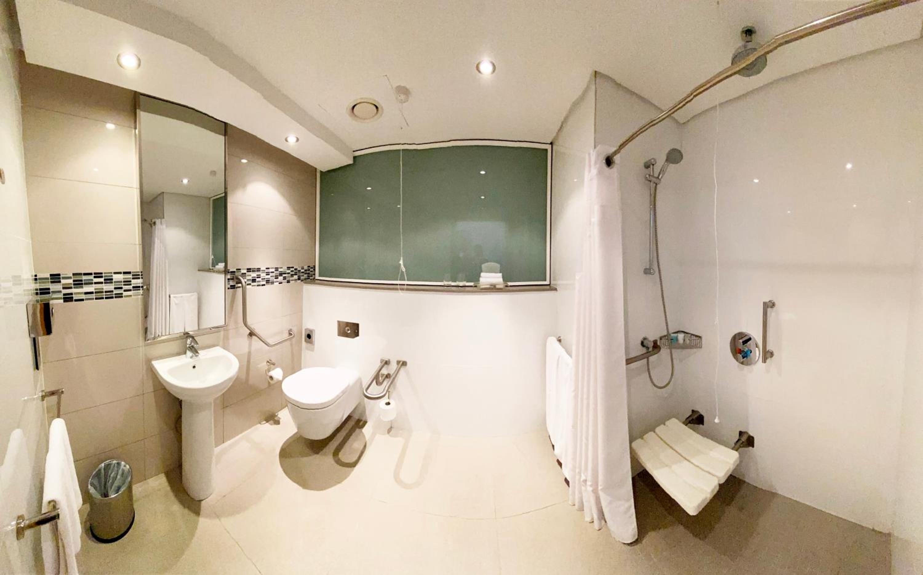 Standard Queen Room - Accessible photo 2