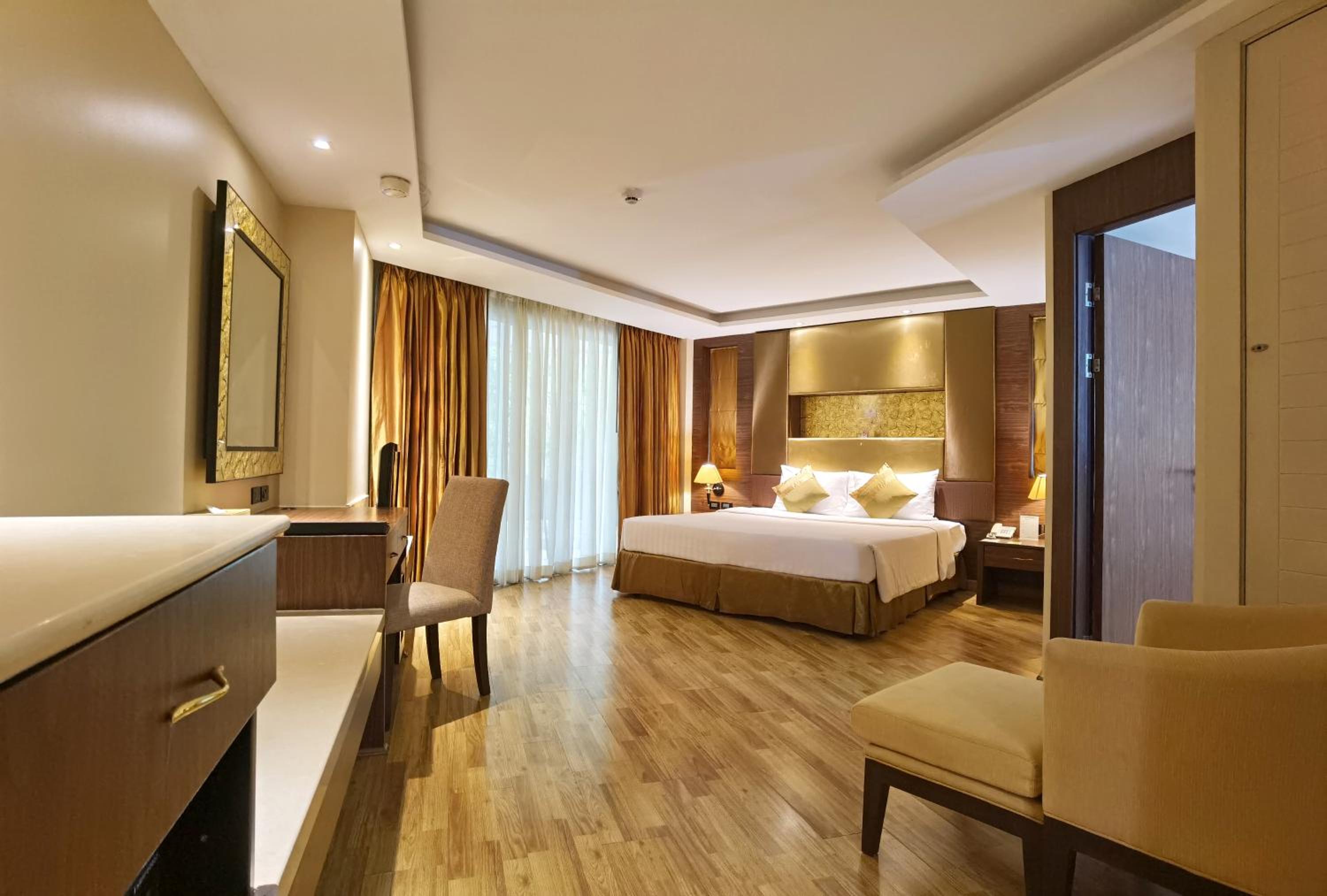 Deluxe Corner King Room - Photo 1