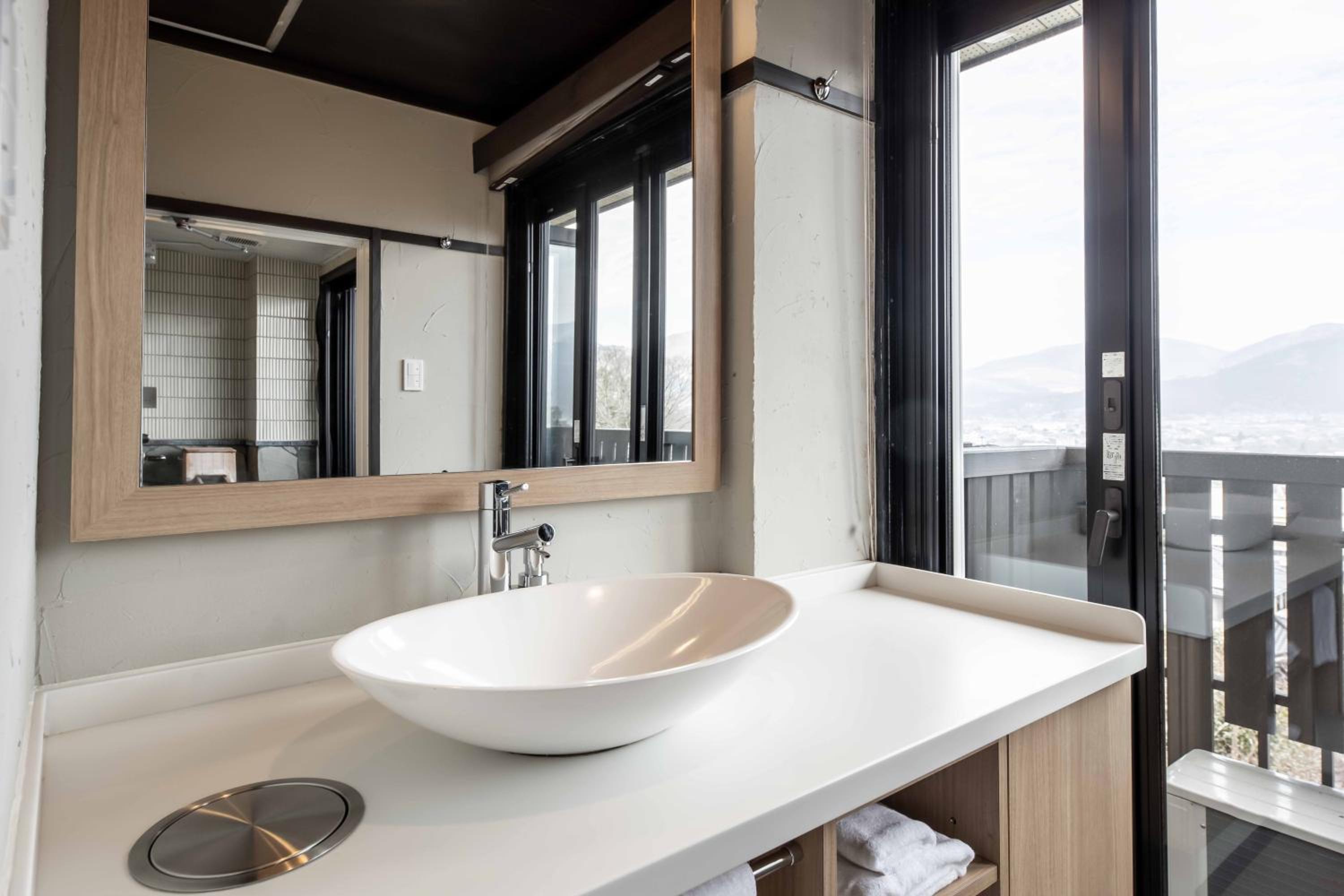 Superior Twin Room with Tatami Area with Semi Open-Air Bath (34-35㎡) - Photo 2