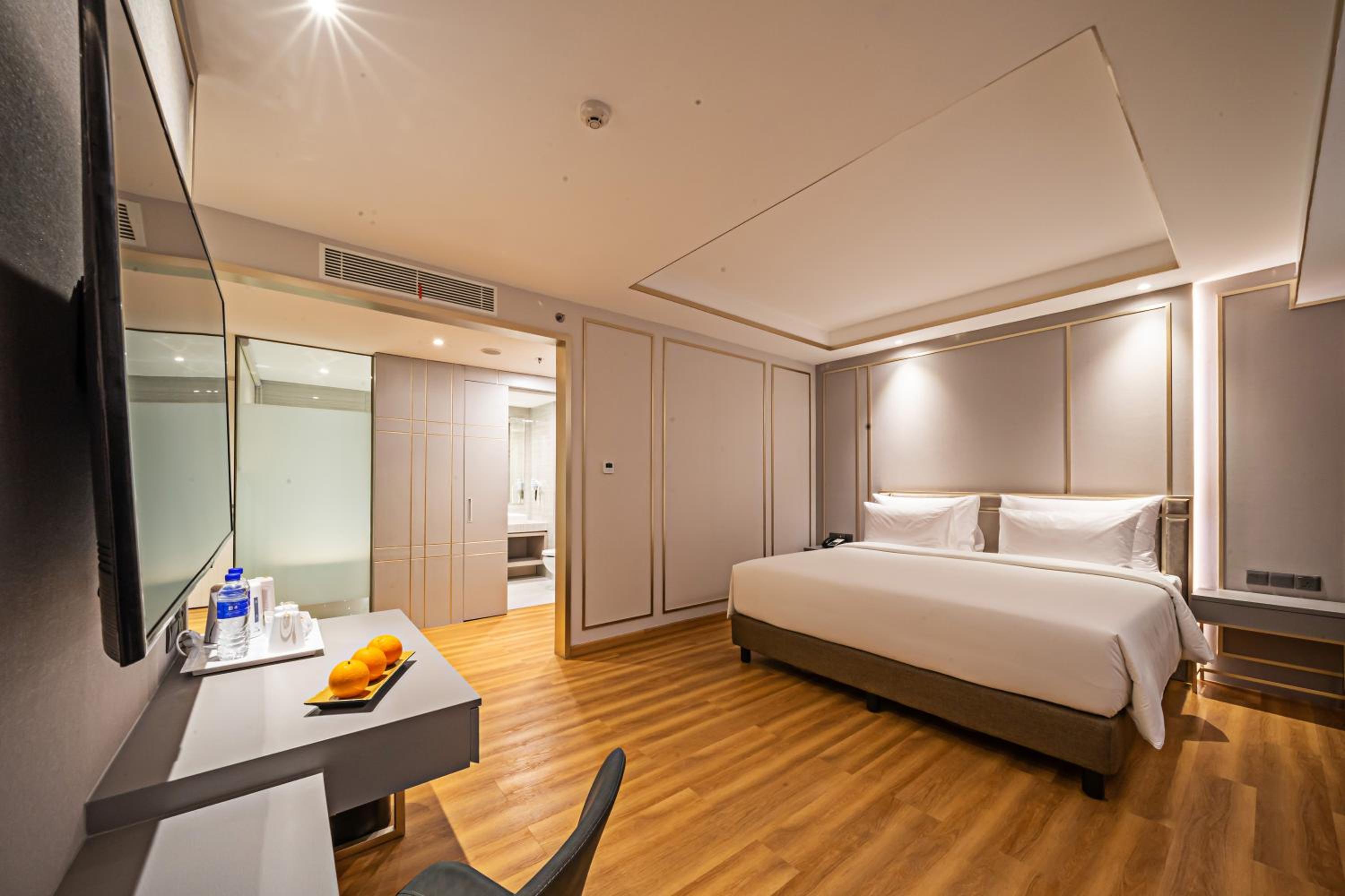 Executive Suite - Photo 1
