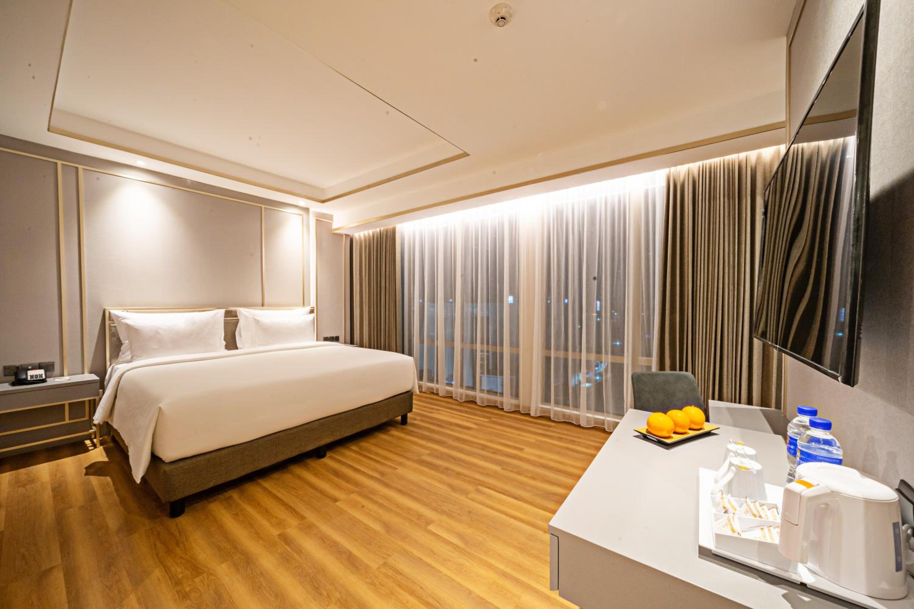 Executive Suite - Photo 2