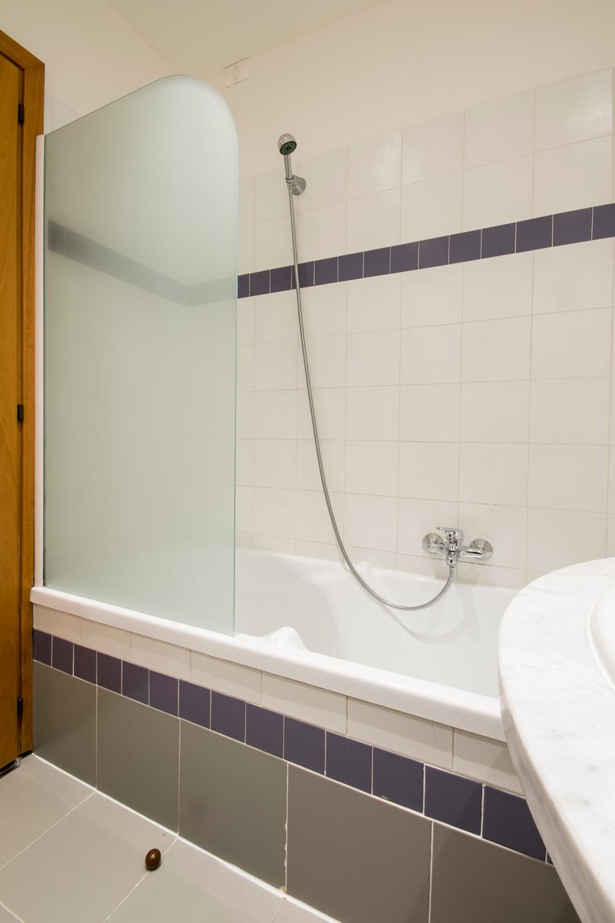 Double or Twin Room - Photo 8