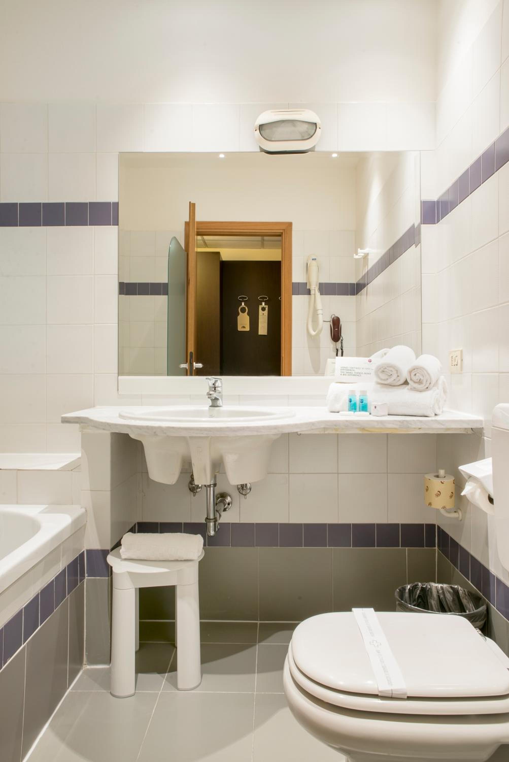 Double or Twin Room - Photo 7