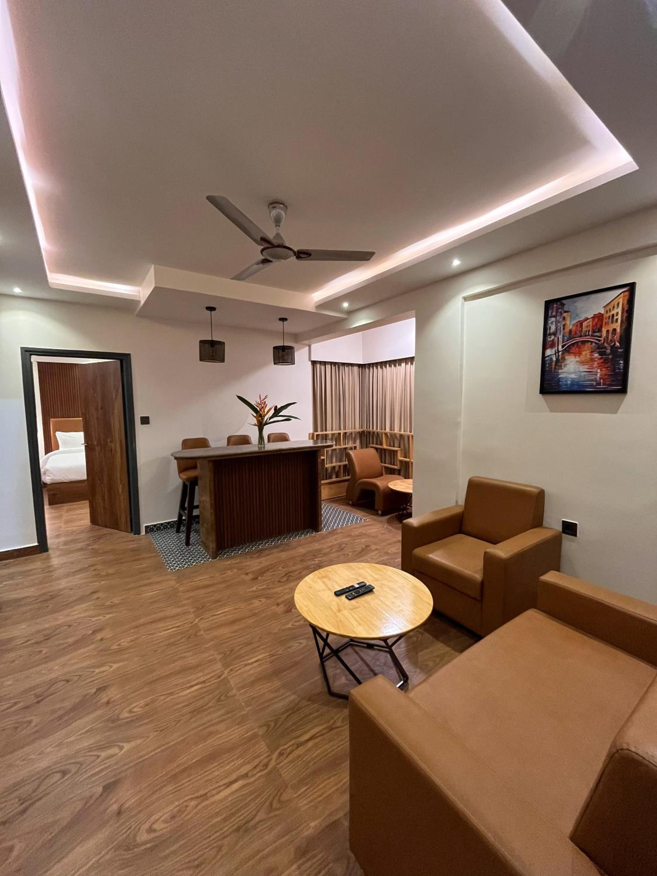 Suite - Photo 8