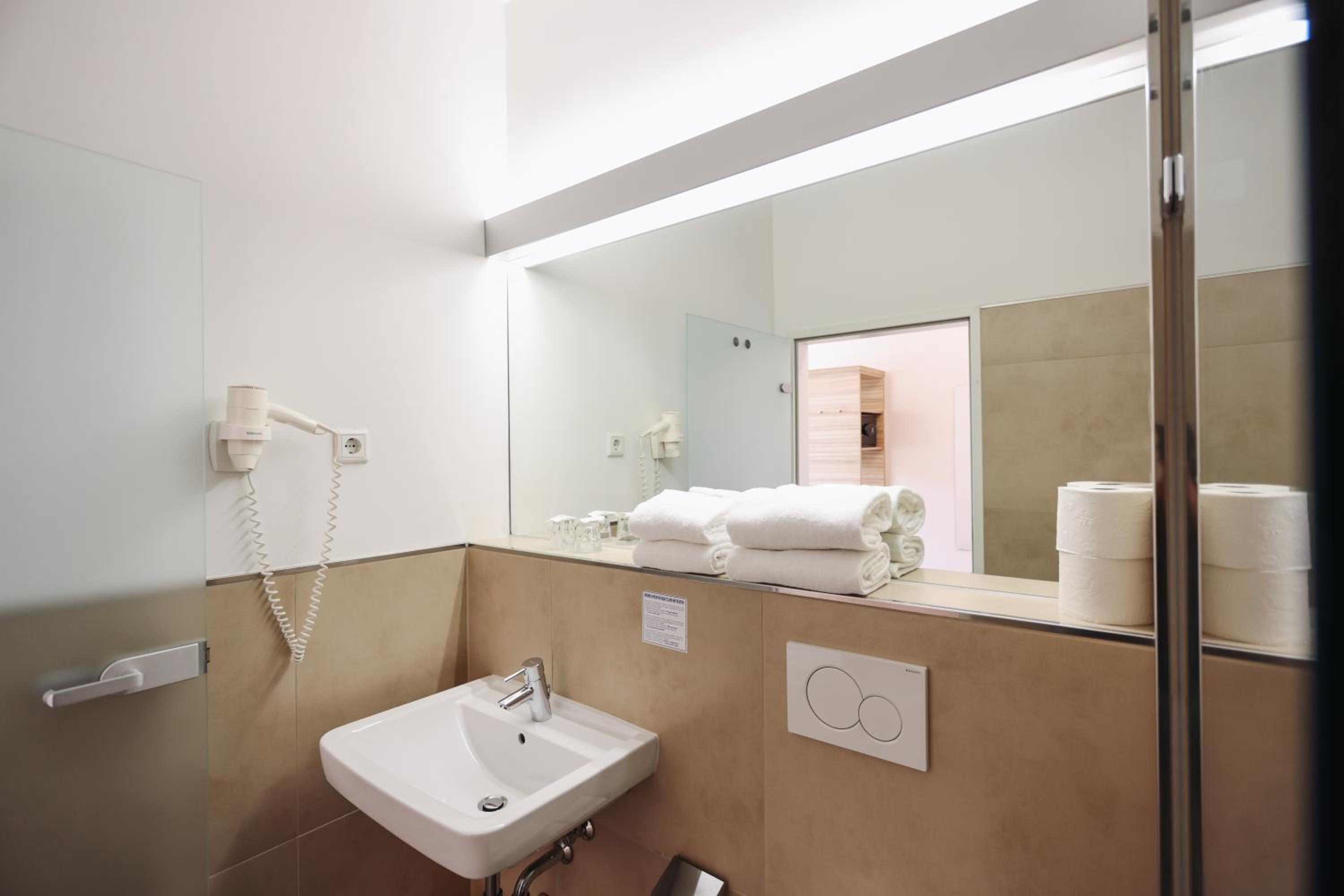 Double Room With Garden View thumbnail 5