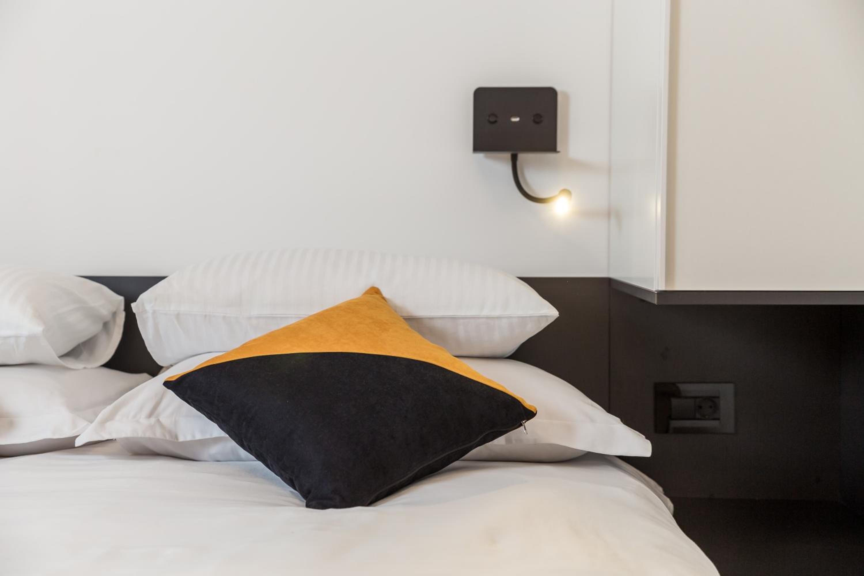 Deluxe Double Room with Bath - Photo 14