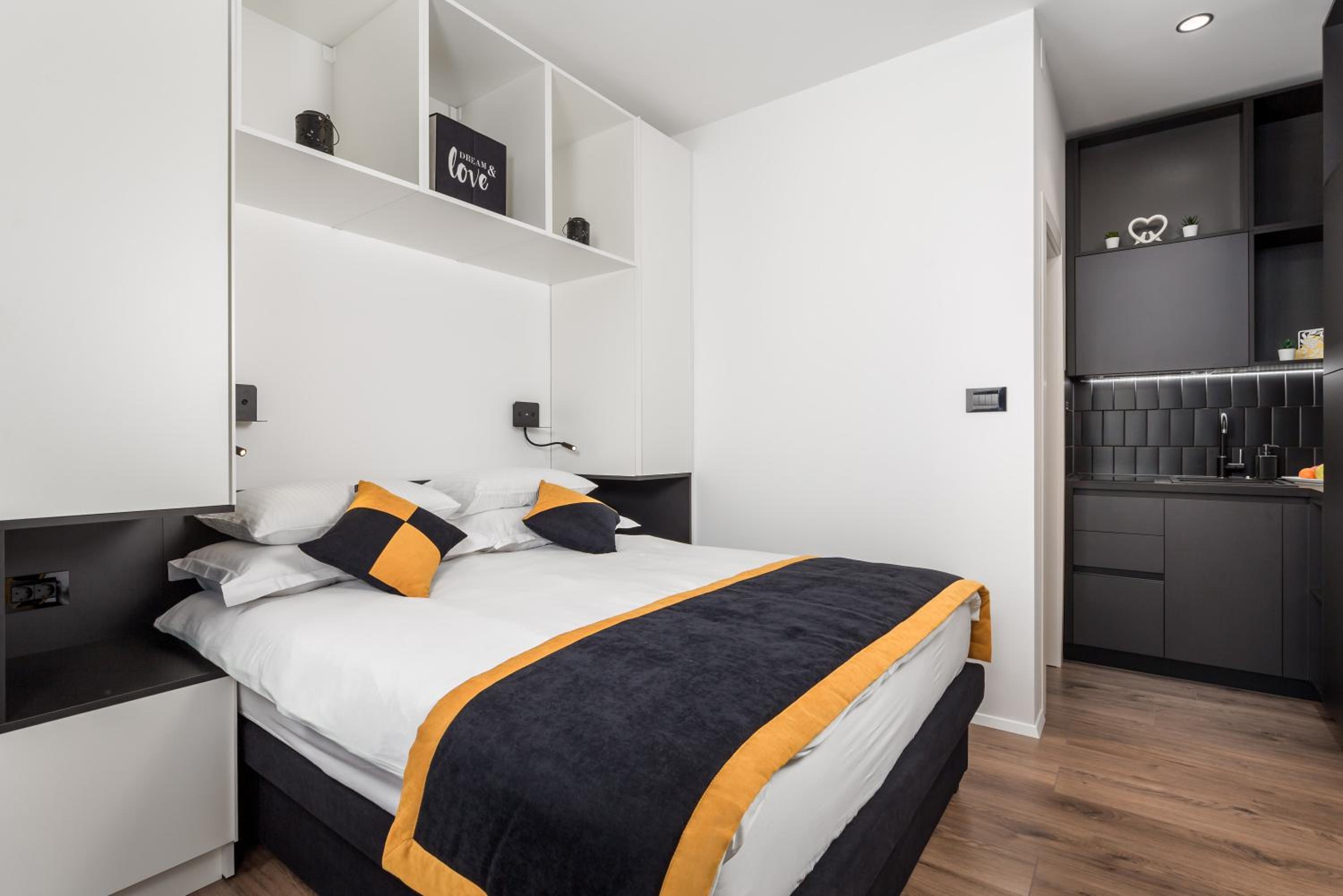 Deluxe Double Room with Bath - Photo 17