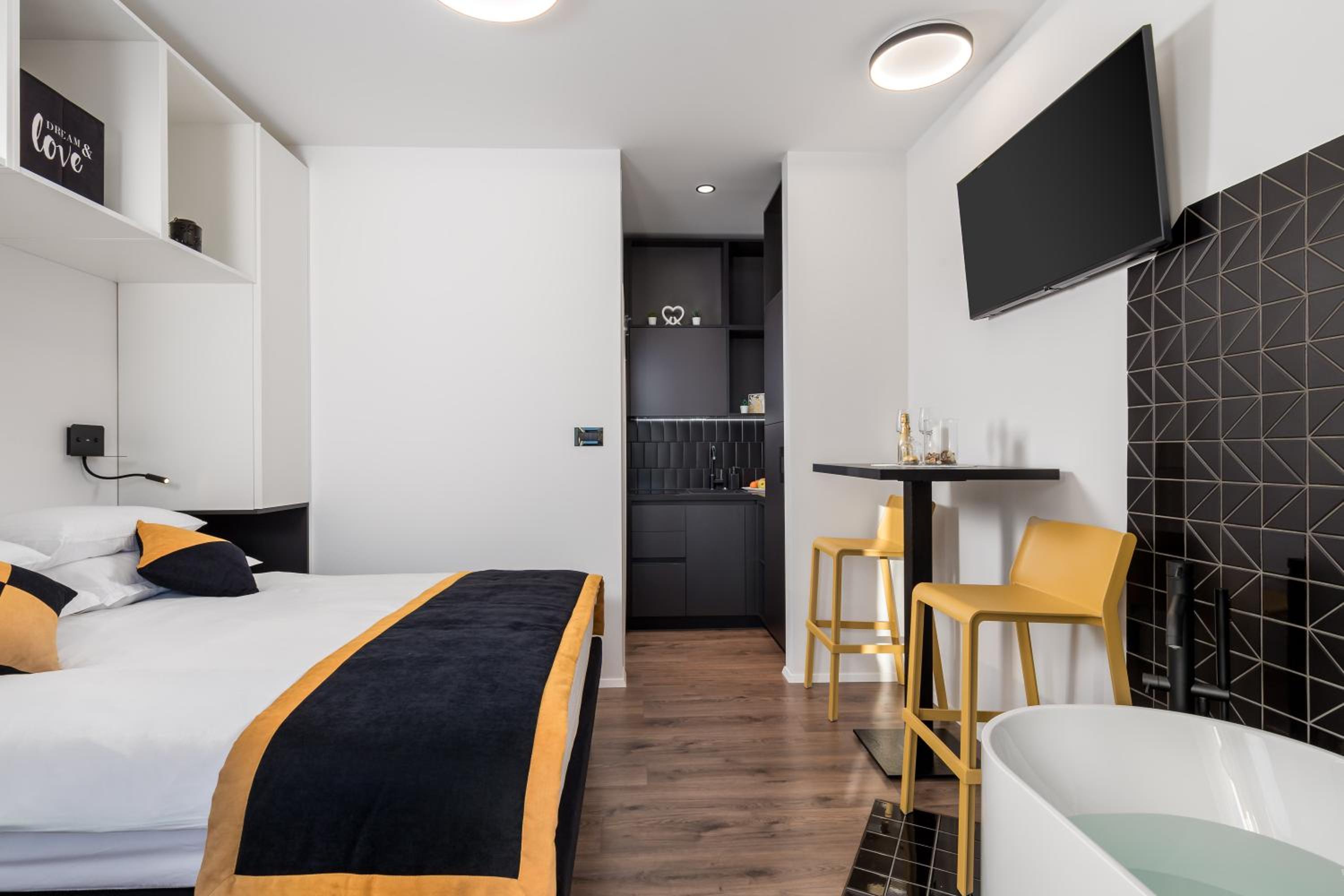 Deluxe Double Room with Bath - Photo 16