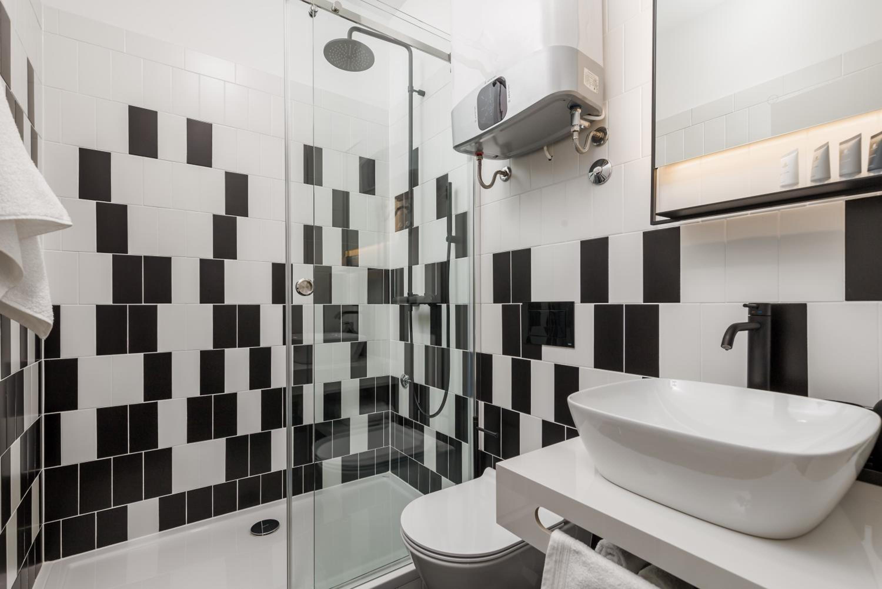 Deluxe Double Room with Bath - Photo 15