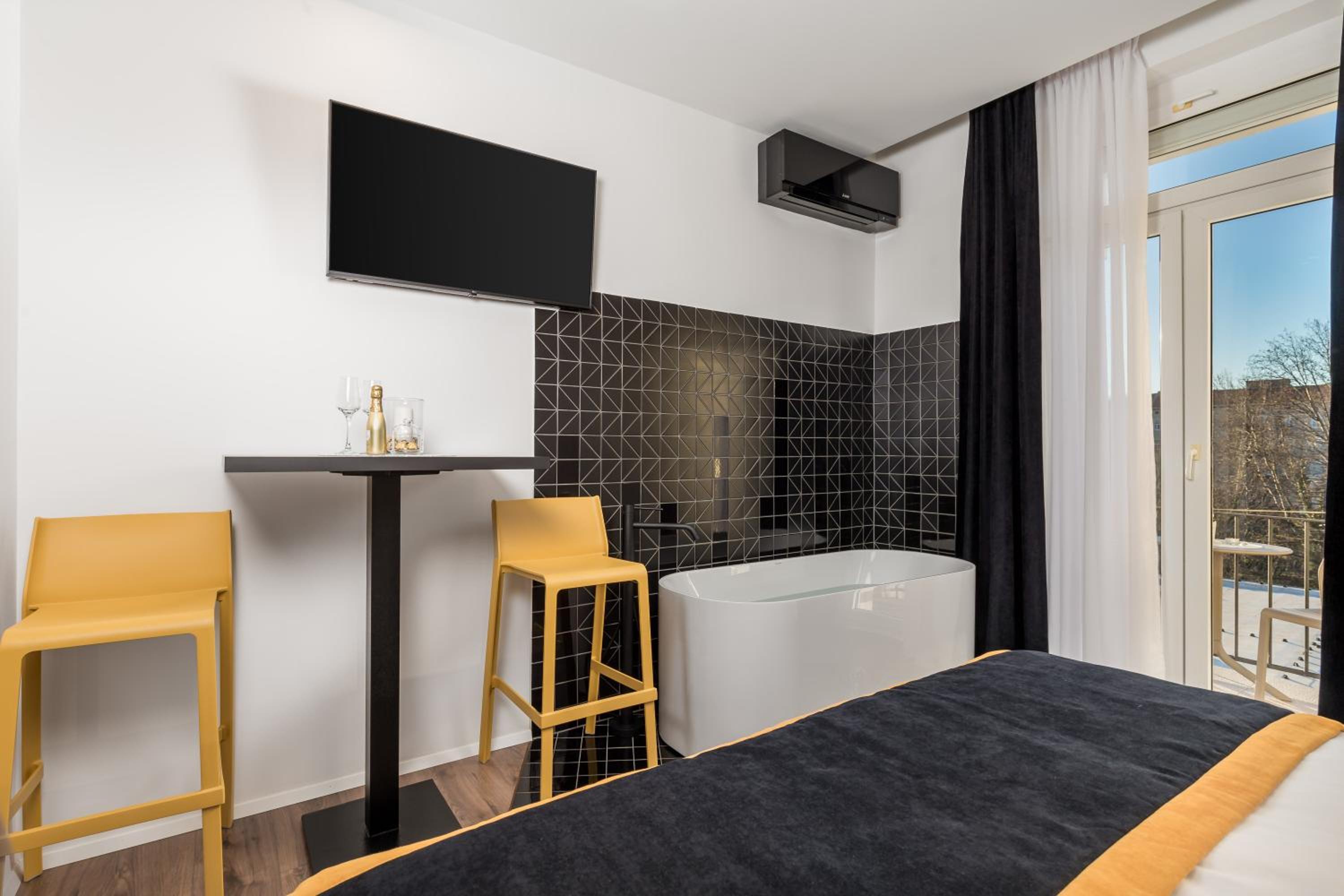 Deluxe Double Room with Bath - Photo 11