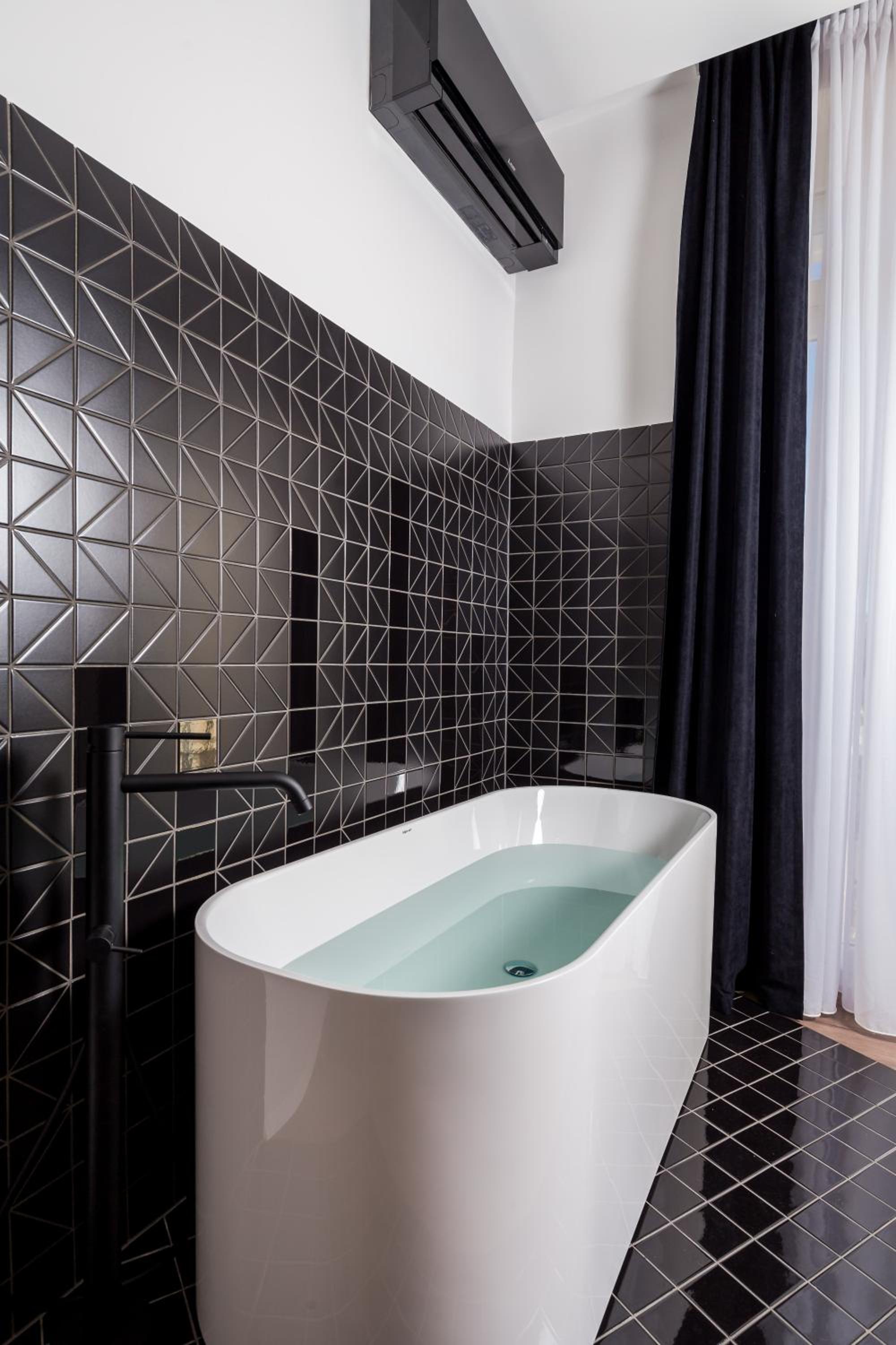 Deluxe Double Room with Bath - Photo 10