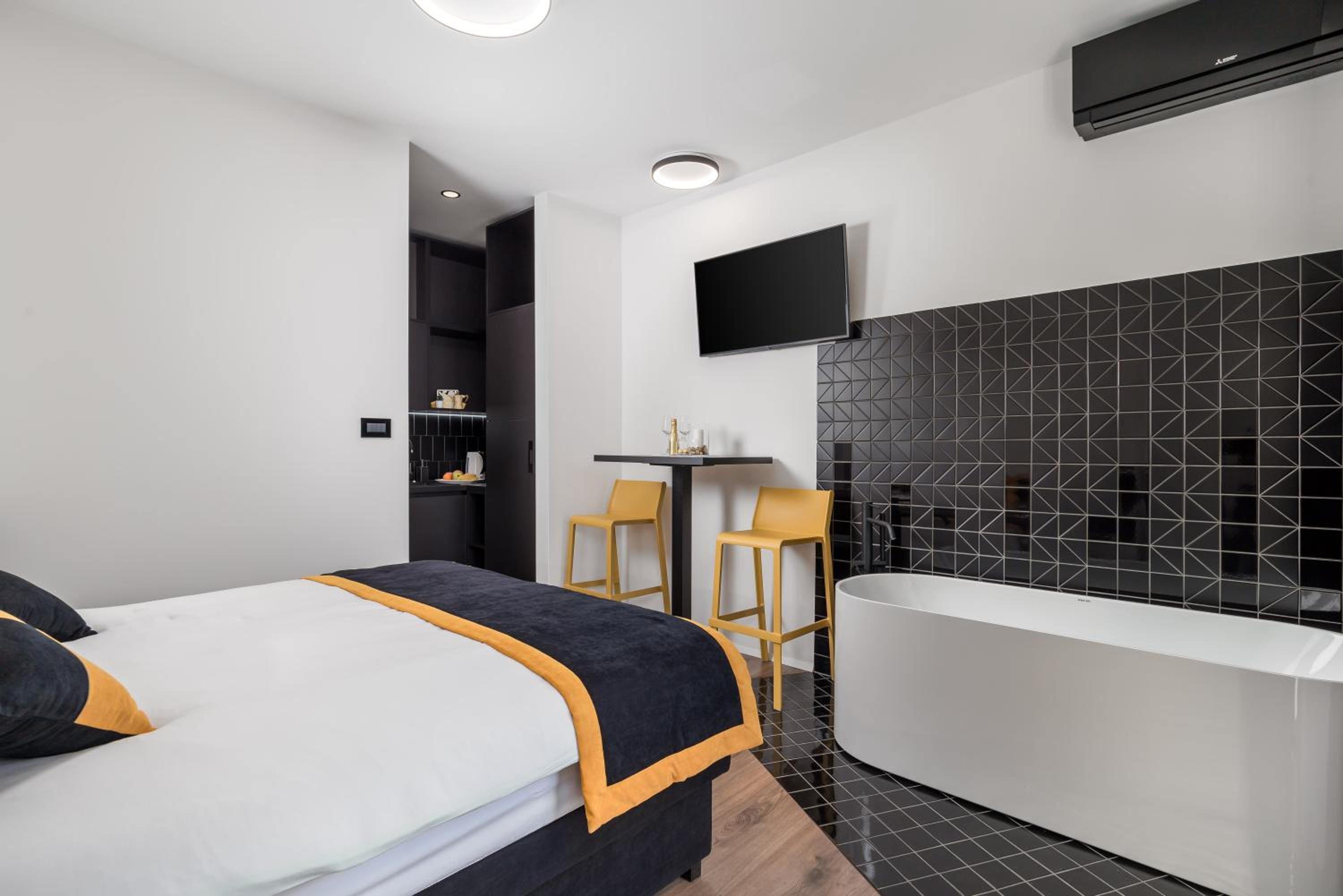 Deluxe Double Room with Bath - Photo 1