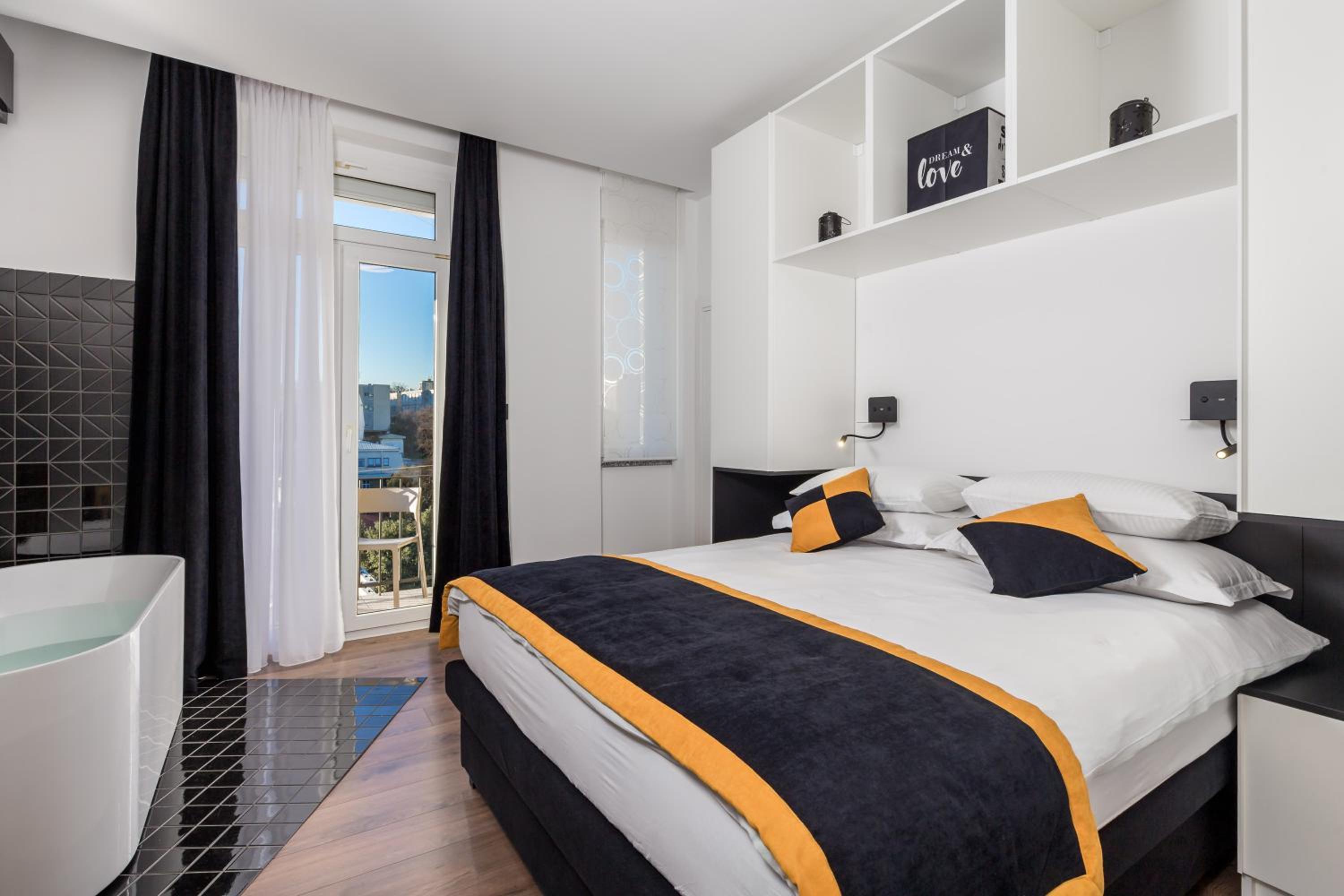 Deluxe Double Room with Bath - Photo 7