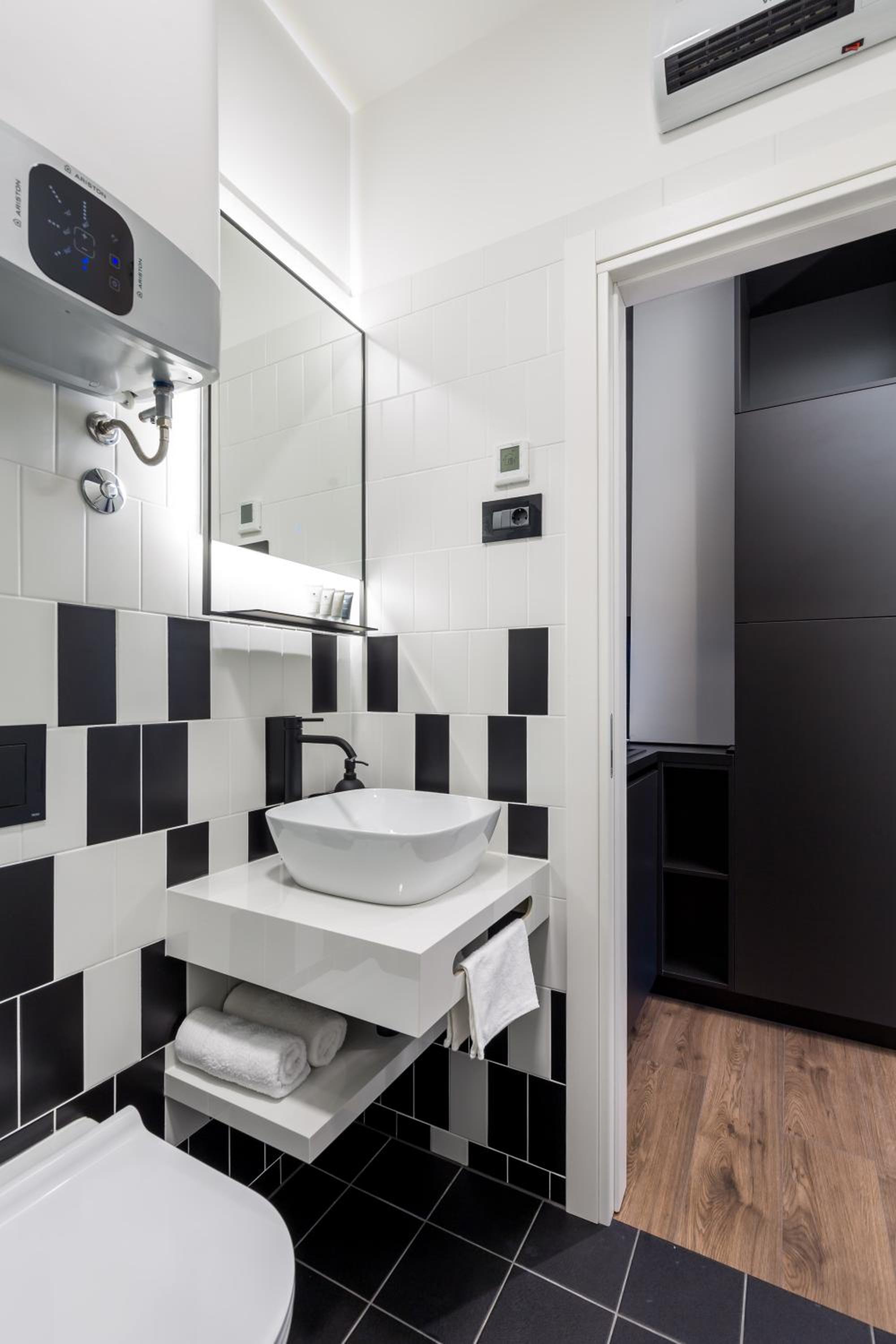 Deluxe Double Room with Bath - Photo 3