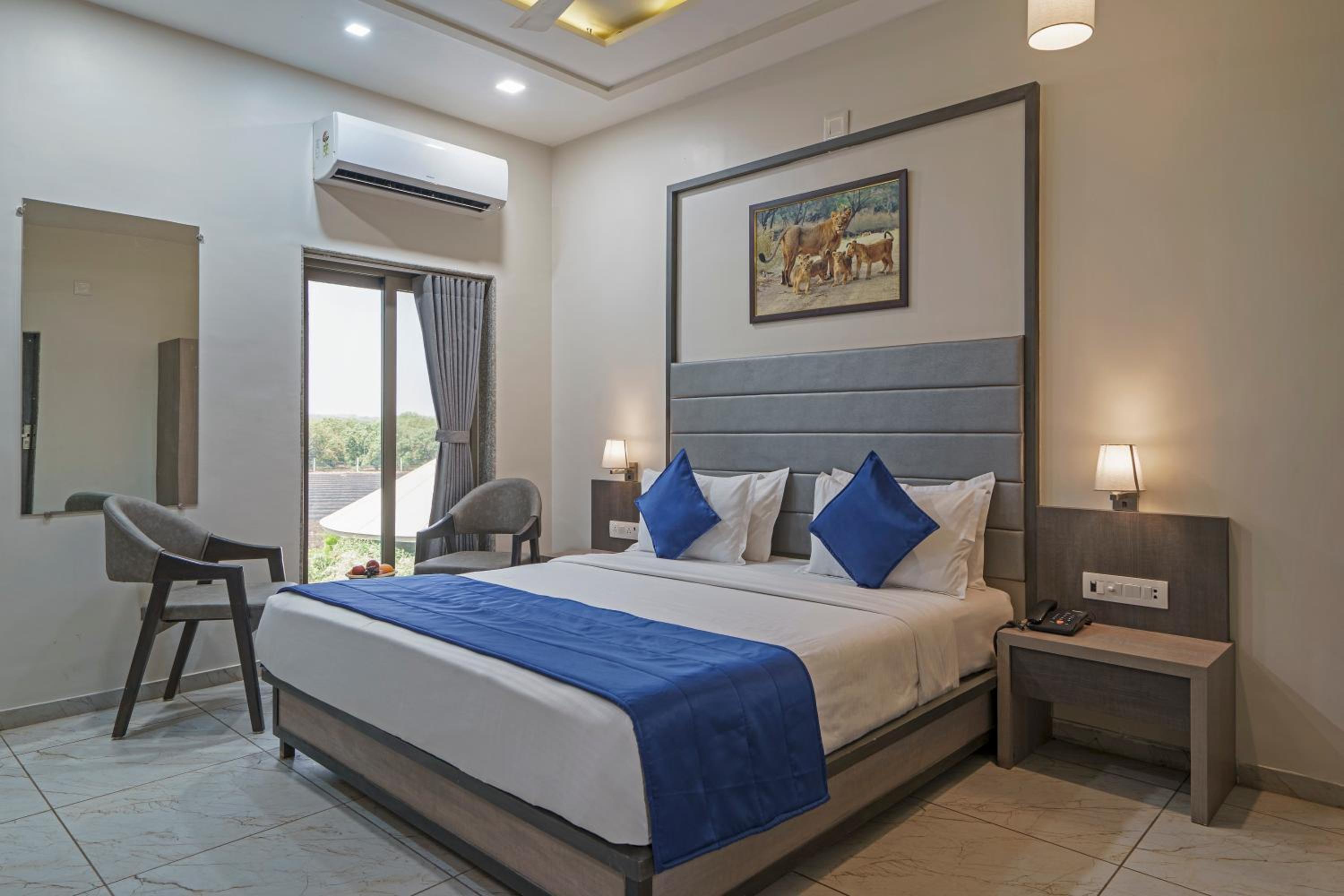 Classic Room with Balcony - Photo 6
