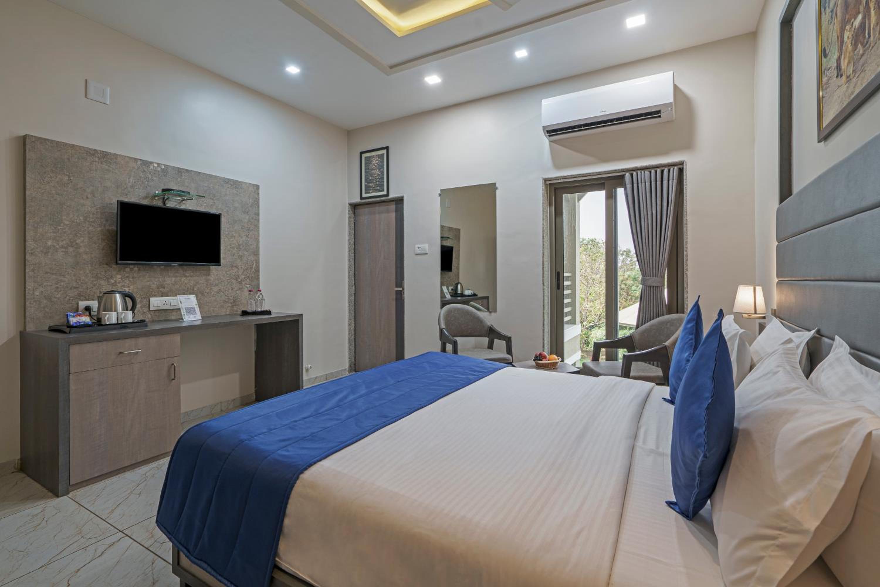 Classic Room with Balcony - Photo 5